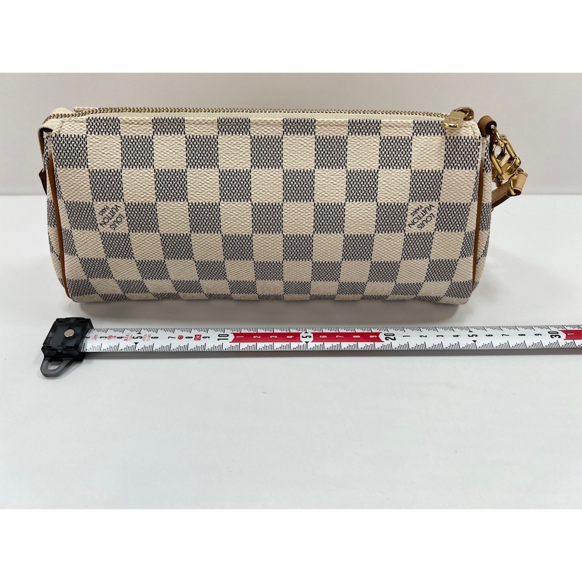 Louis Vuitton White Shoulder Bag (Pre-Owned)