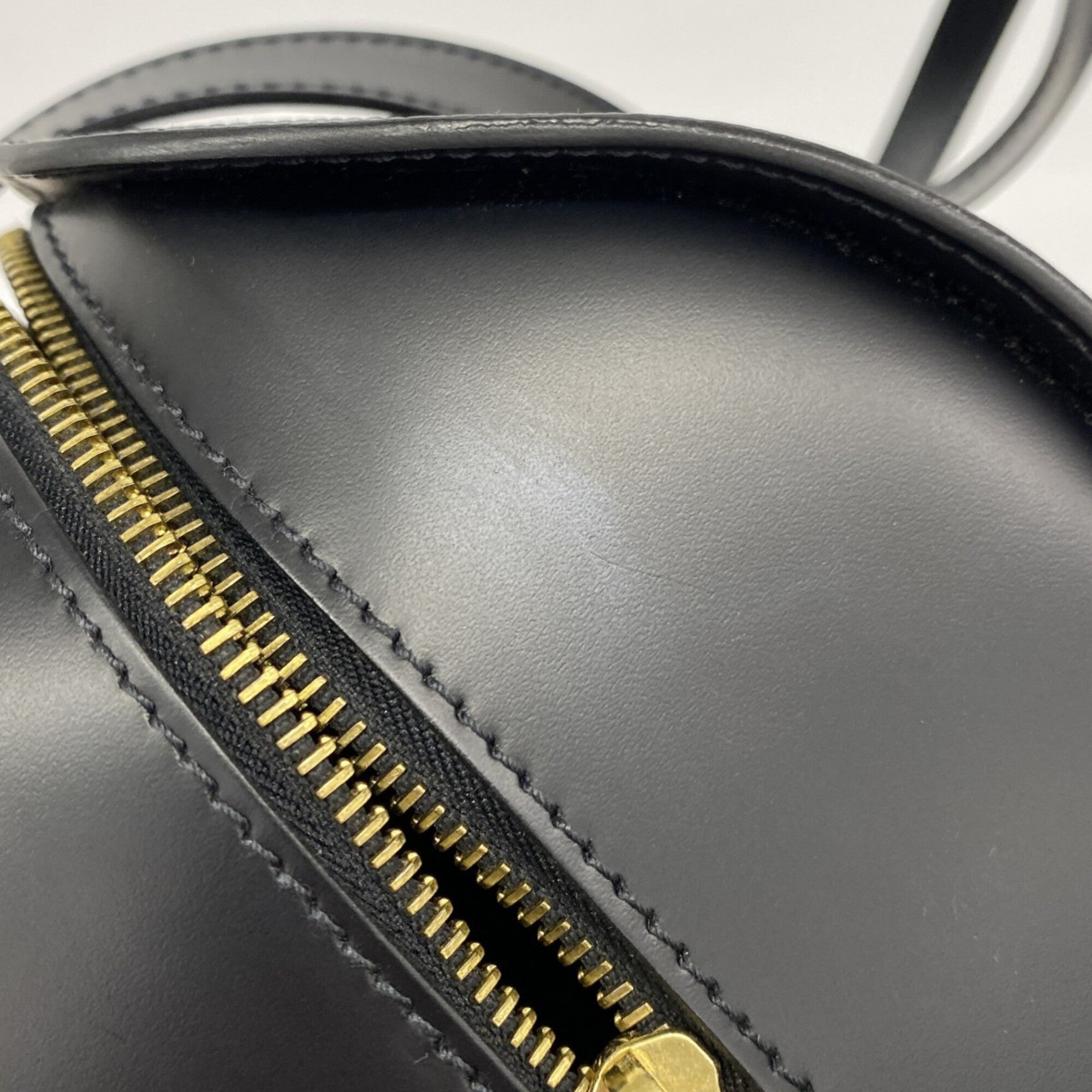 Louis Vuitton Noir Handbag (Pre-Owned)