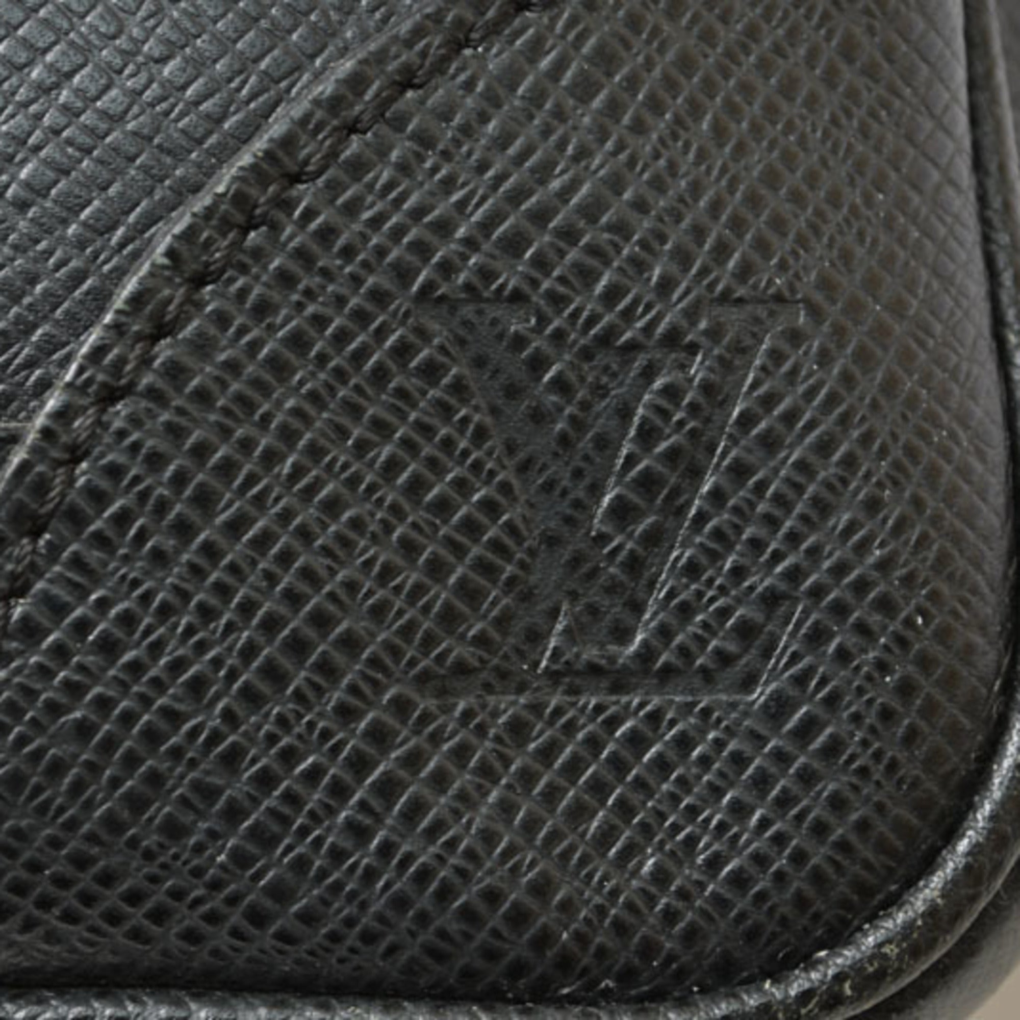 Louis Vuitton Ardoise Black Taiga Leather Clutch Bag (Pre-Owned)