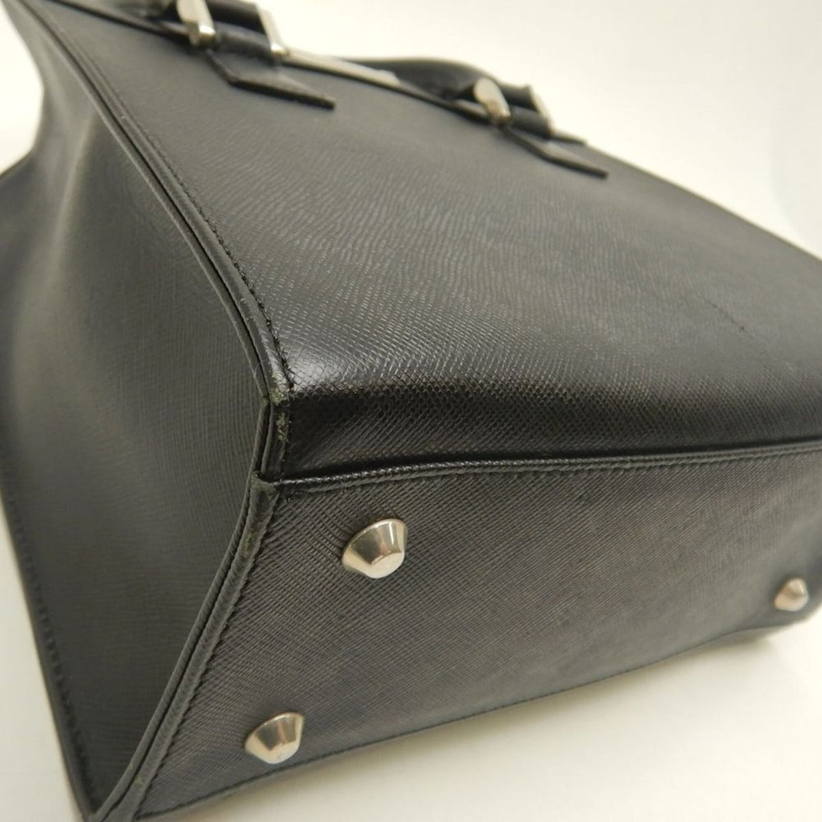 Burberry Black Leather Handbag (Pre-Owned)