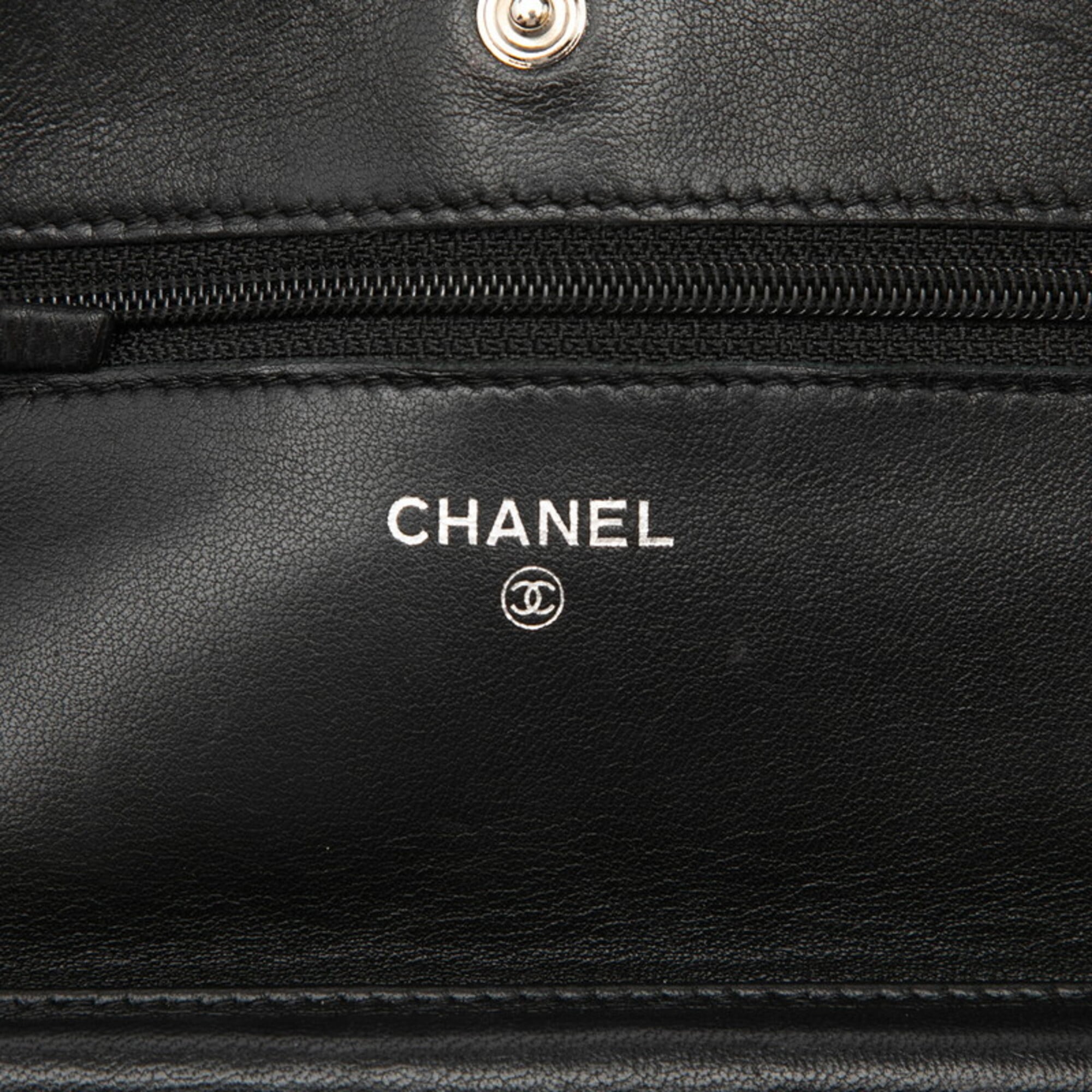 Chanel Matelasse Black Leather Shoulder Bag (Pre-Owned)