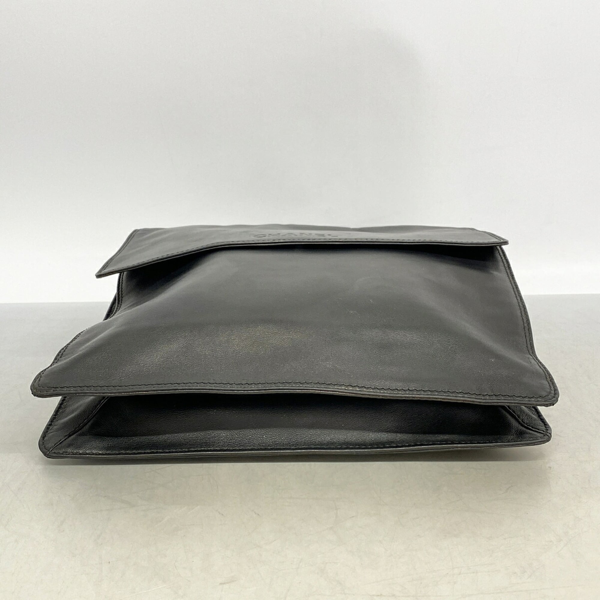 Chanel Black Leather Shoulder Bag (Pre-Owned)