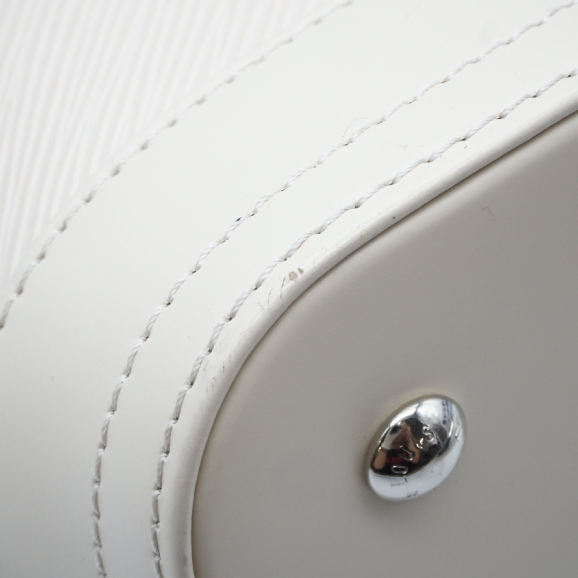 Louis Vuitton Ivory Leather Shoulder Bag (Pre-Owned)