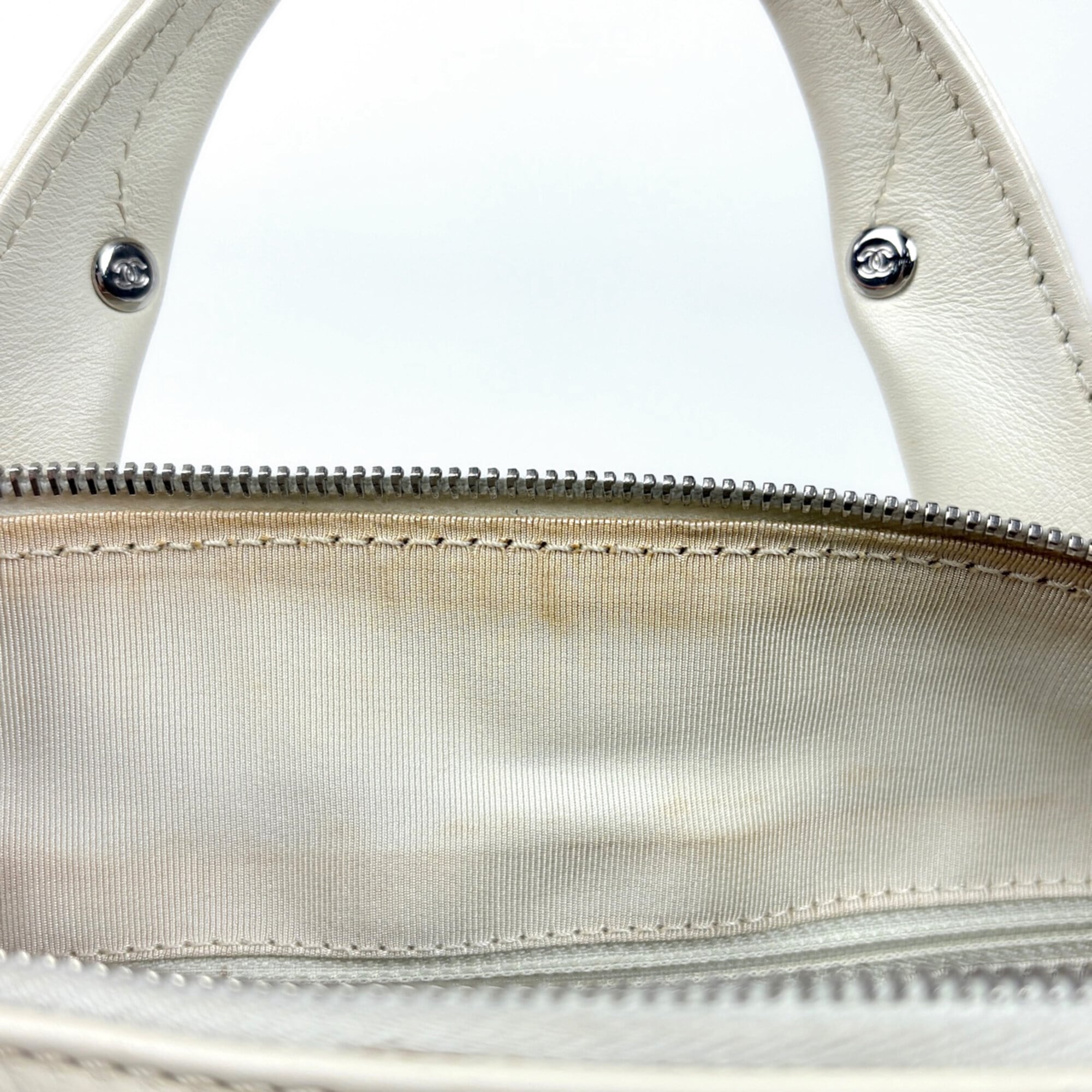 Chanel Ivory Leather Handbag (Pre-Owned)