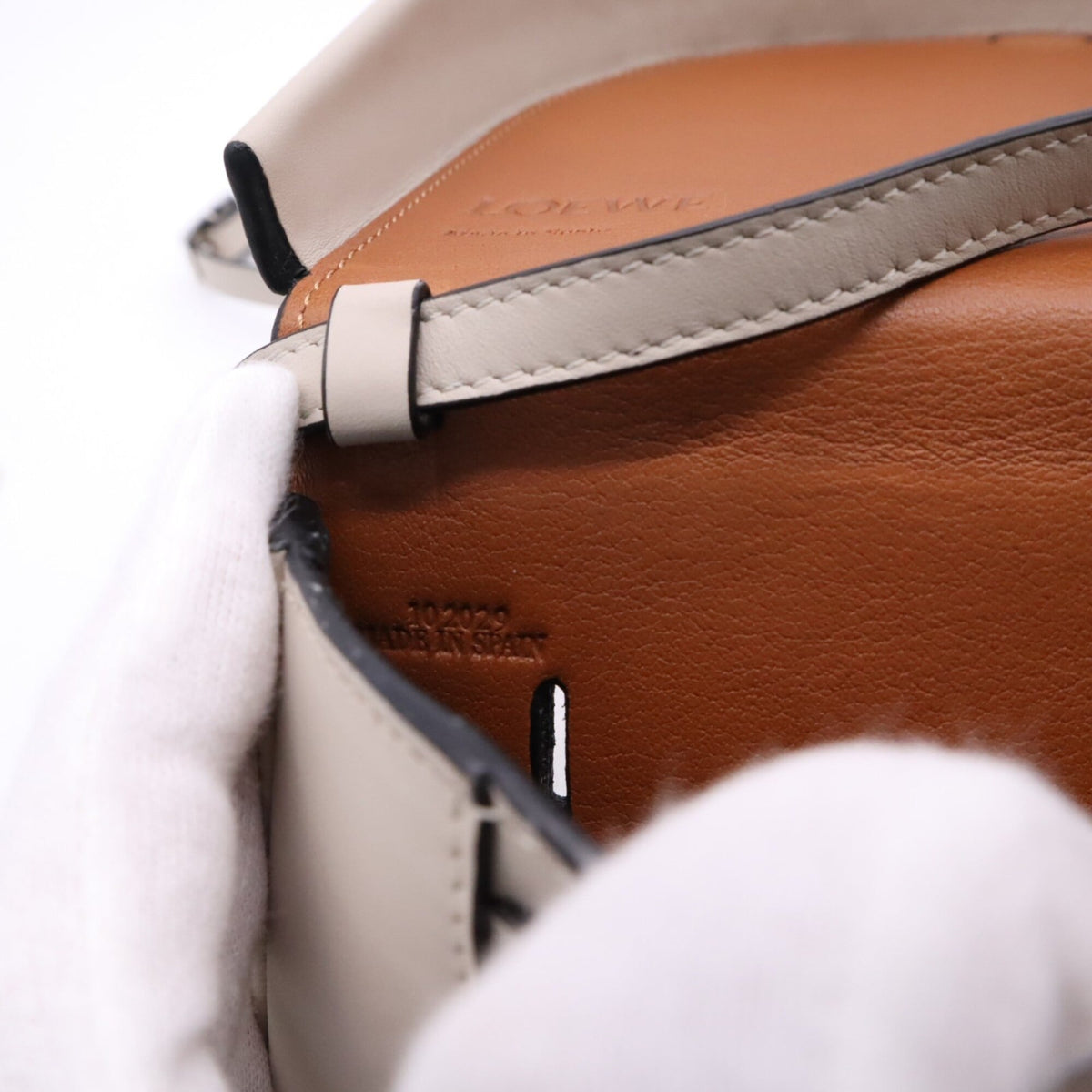 Loewe Light Beige Leather Shoulder Bag (Pre-Owned)