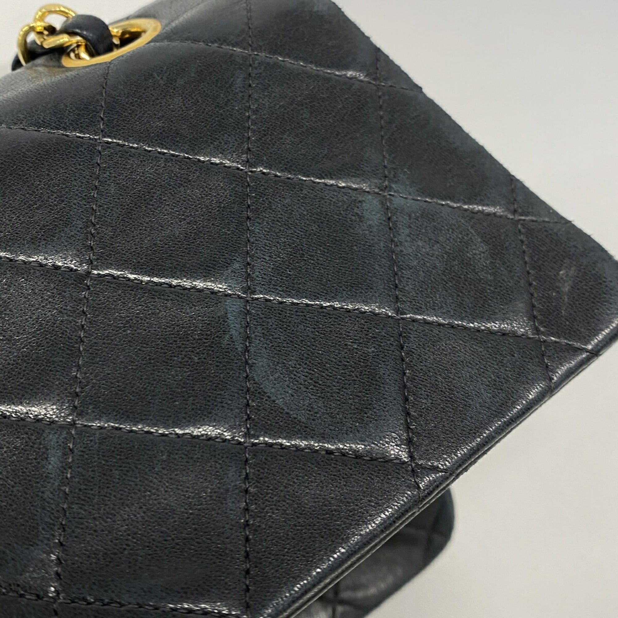 Chanel Black Leather Shoulder Bag (Pre-Owned)