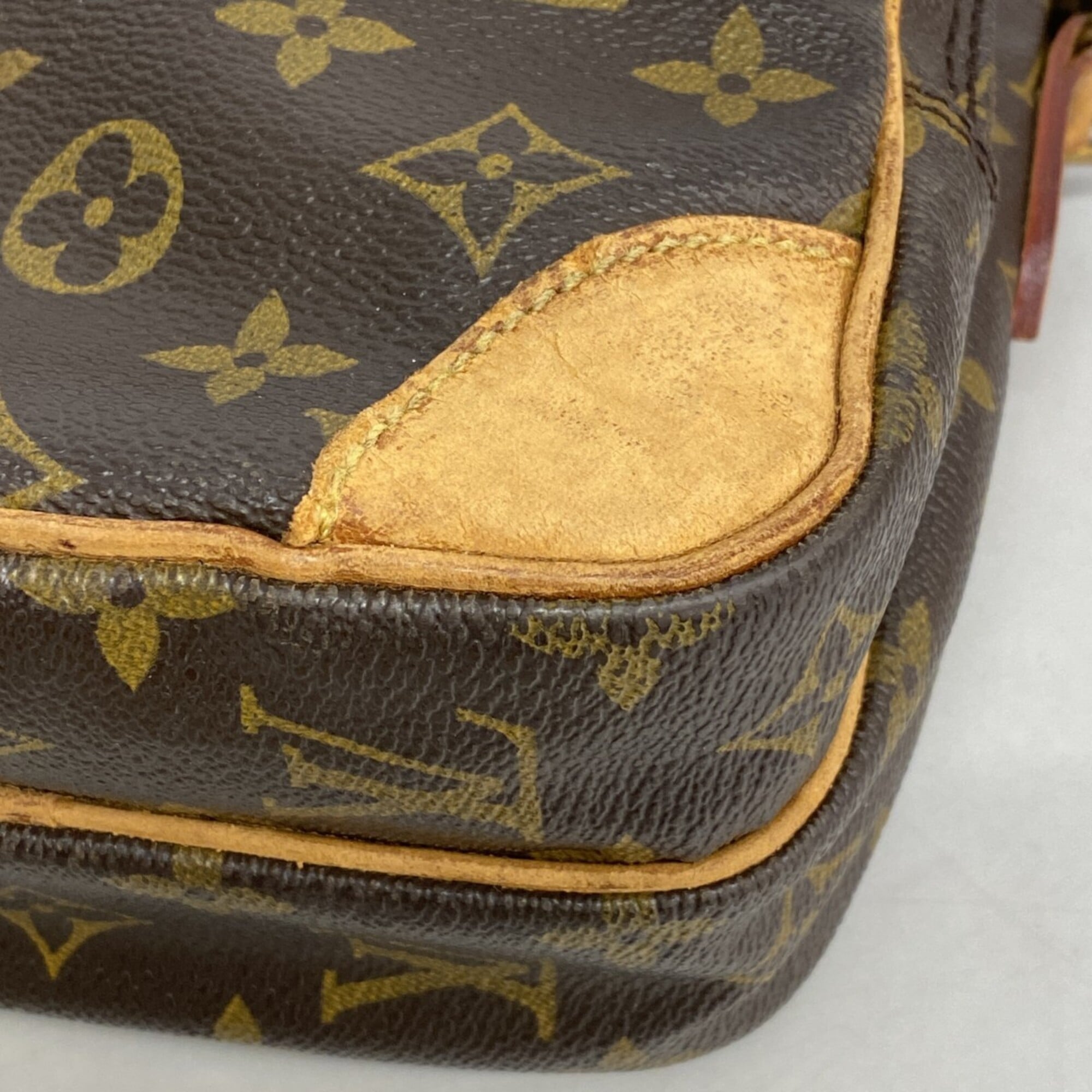 Louis Vuitton Brown Shoulder Bag (Pre-Owned)