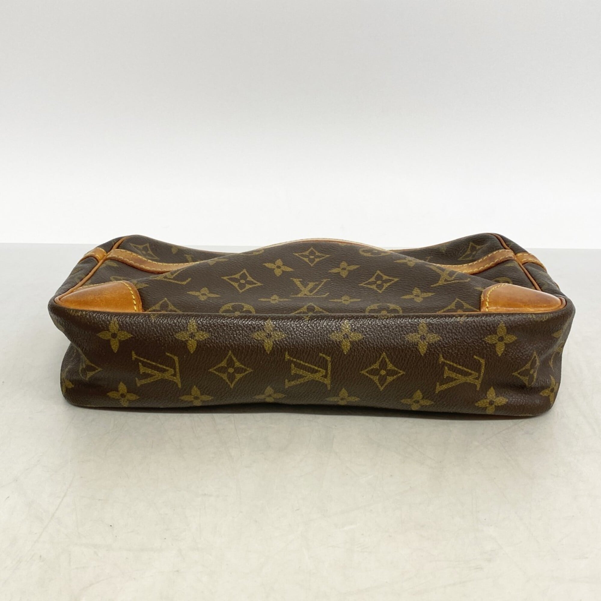 Louis Vuitton Brown Clutch Bag (Pre-Owned)