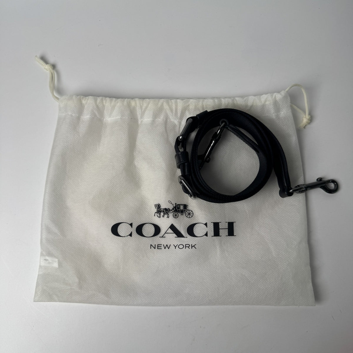 Coach Black Leather Shoulder Bag (Pre-Owned)