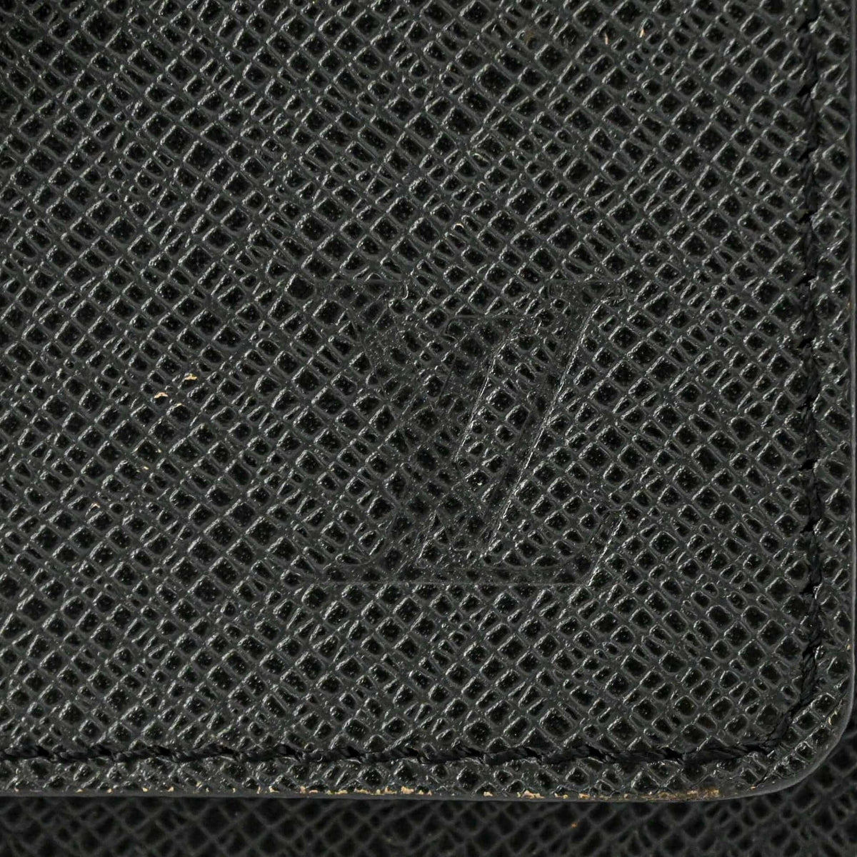 Louis Vuitton Black Taiga Leather Leather Handbag (Pre-Owned)