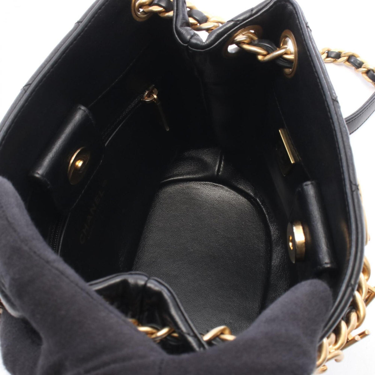 Chanel Black Leather Shoulder Bag (Pre-Owned)