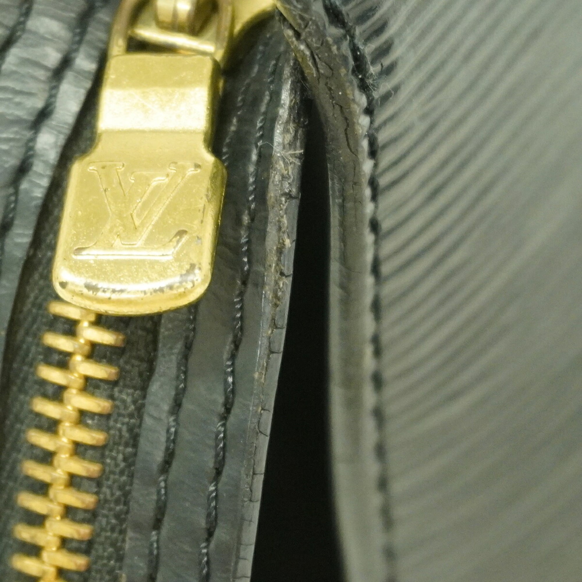 Louis Vuitton Noir Handbag (Pre-Owned)