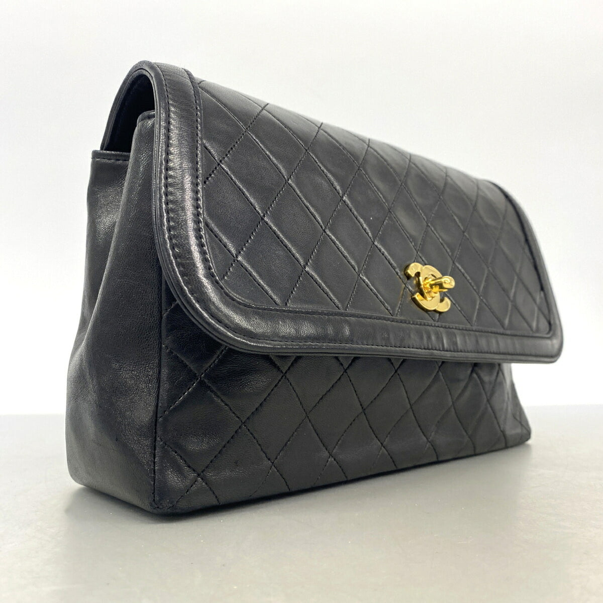 Chanel Black Leather Shoulder Bag (Pre-Owned)
