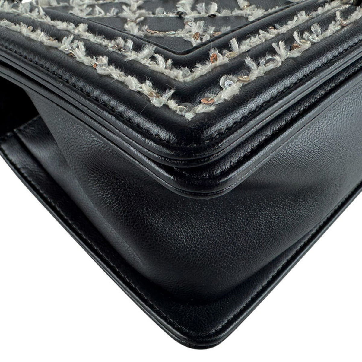 Chanel Black White Leather Shoulder Bag (Pre-Owned)