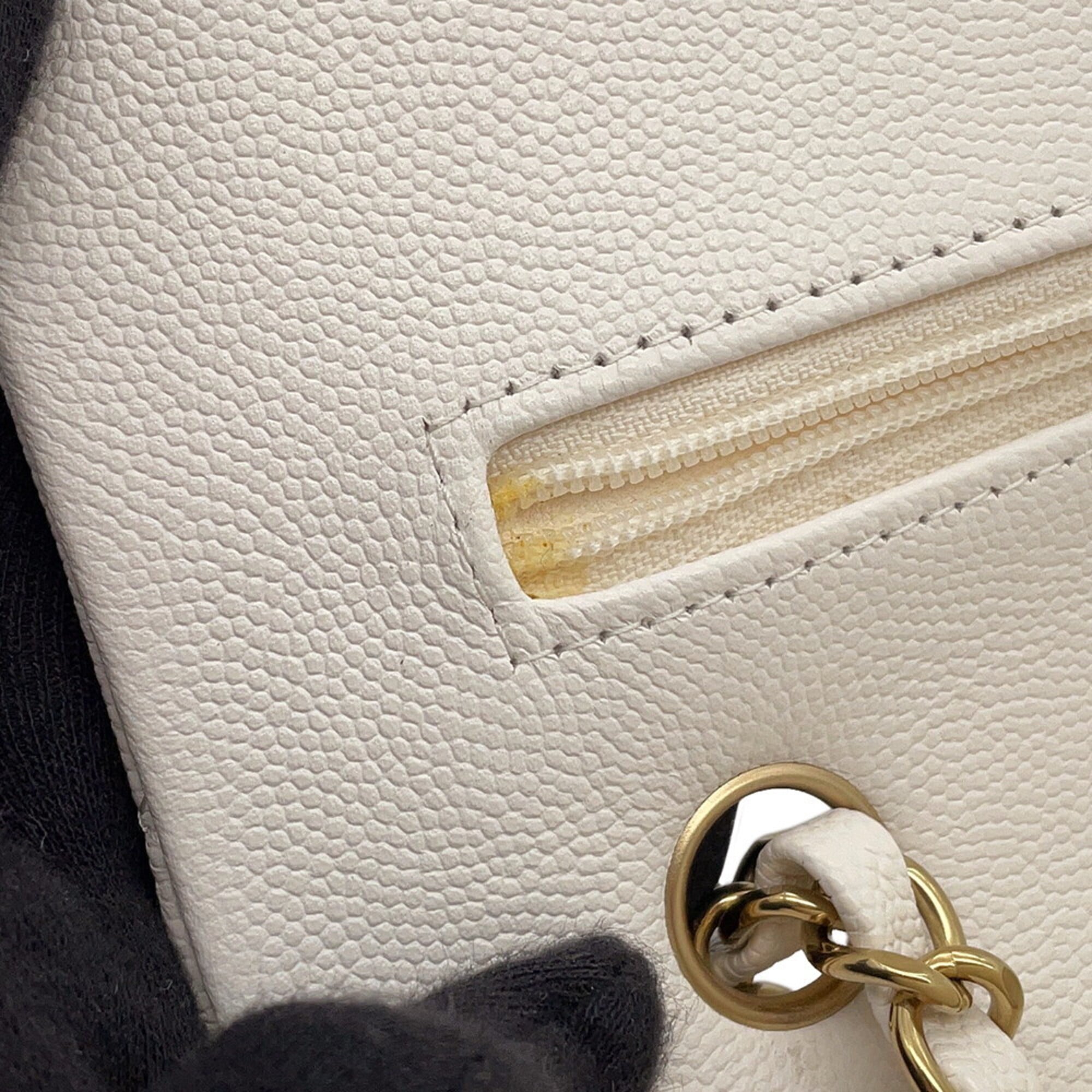 Chanel Matelasse White Grained Calfskin Handbag Shoulder Bag (Pre-Owned)