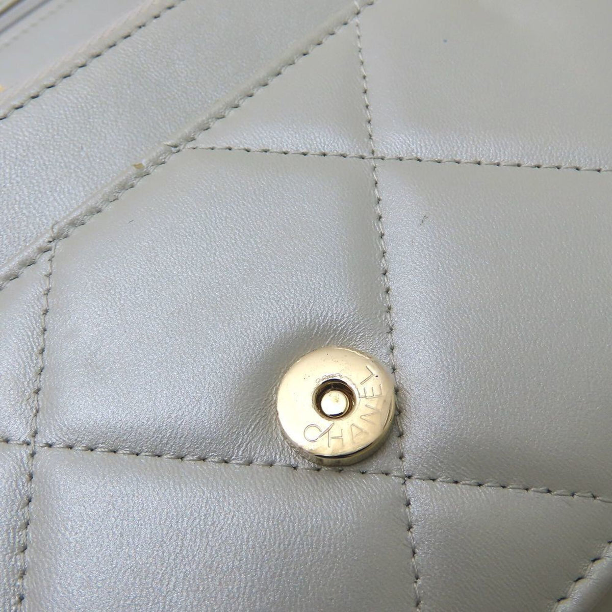 Chanel Light Gray Shoulder Bag (Pre-Owned)
