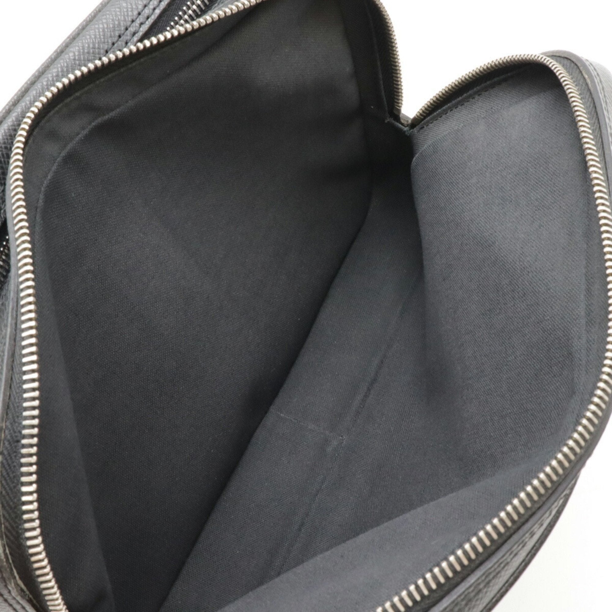 Louis Vuitton Ardoise Taiga Leather Clutch Bag (Pre-Owned)