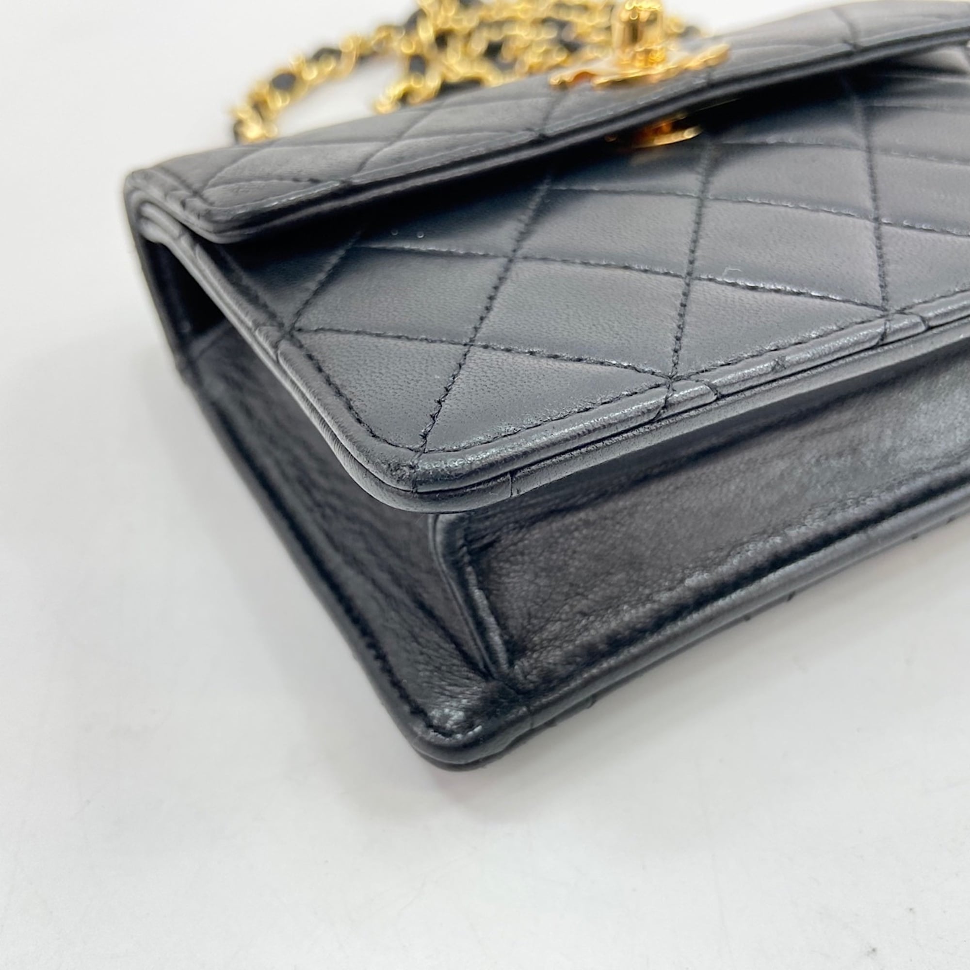 Chanel Black Leather Shoulder Bag (Pre-Owned)