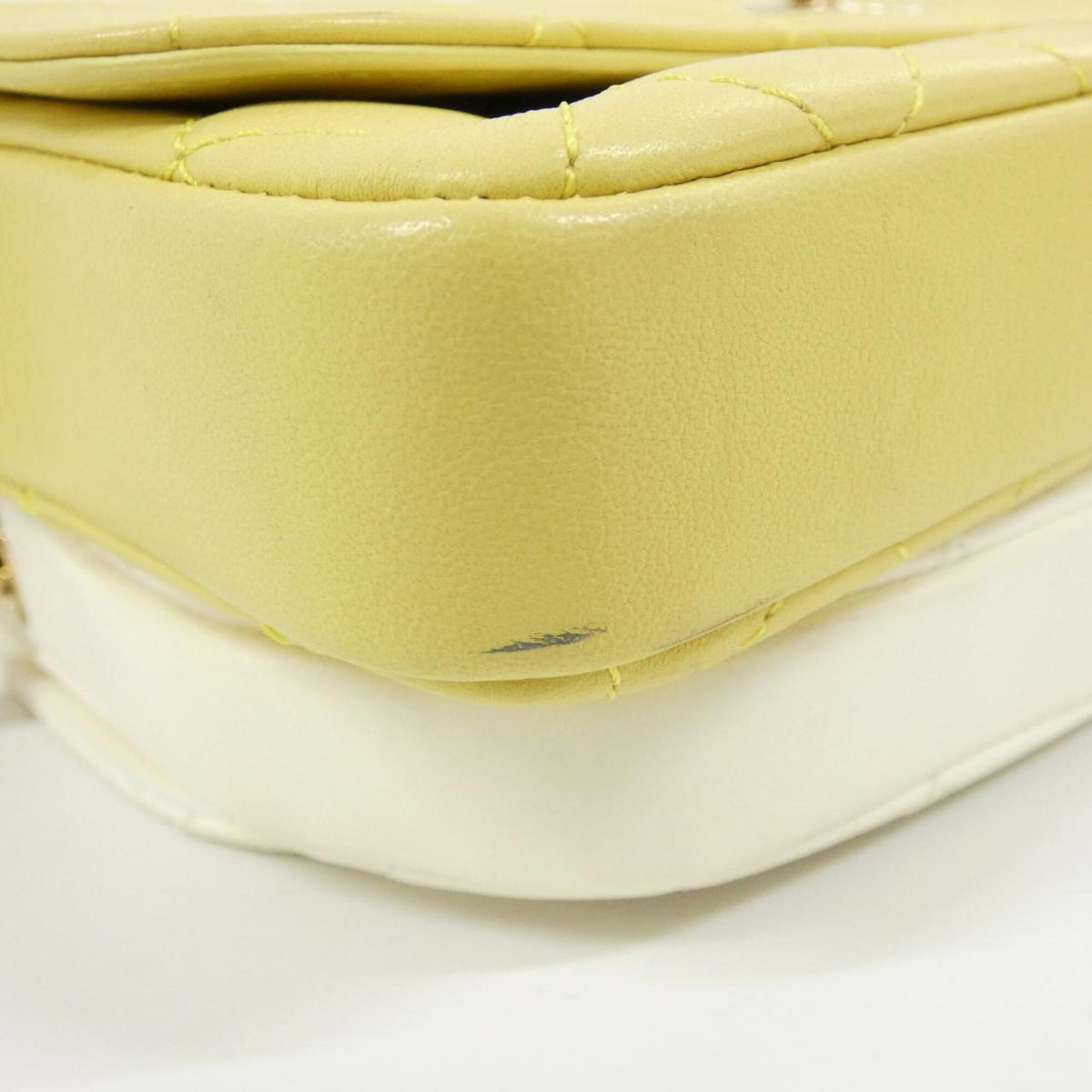 Chanel White Yellow Leather Shoulder Bag (Pre-Owned)