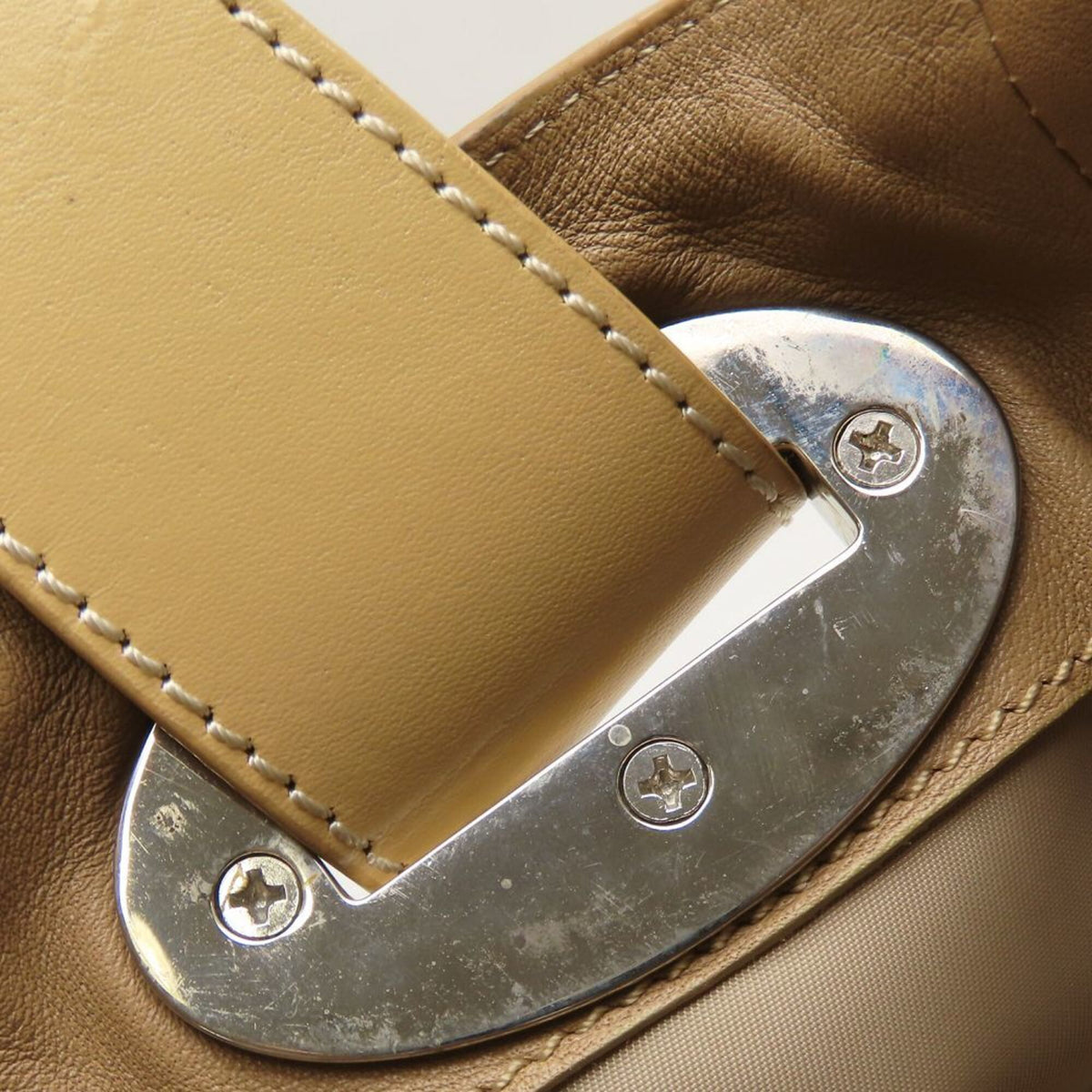 Tod's Beige Leather Handbag (Pre-Owned)