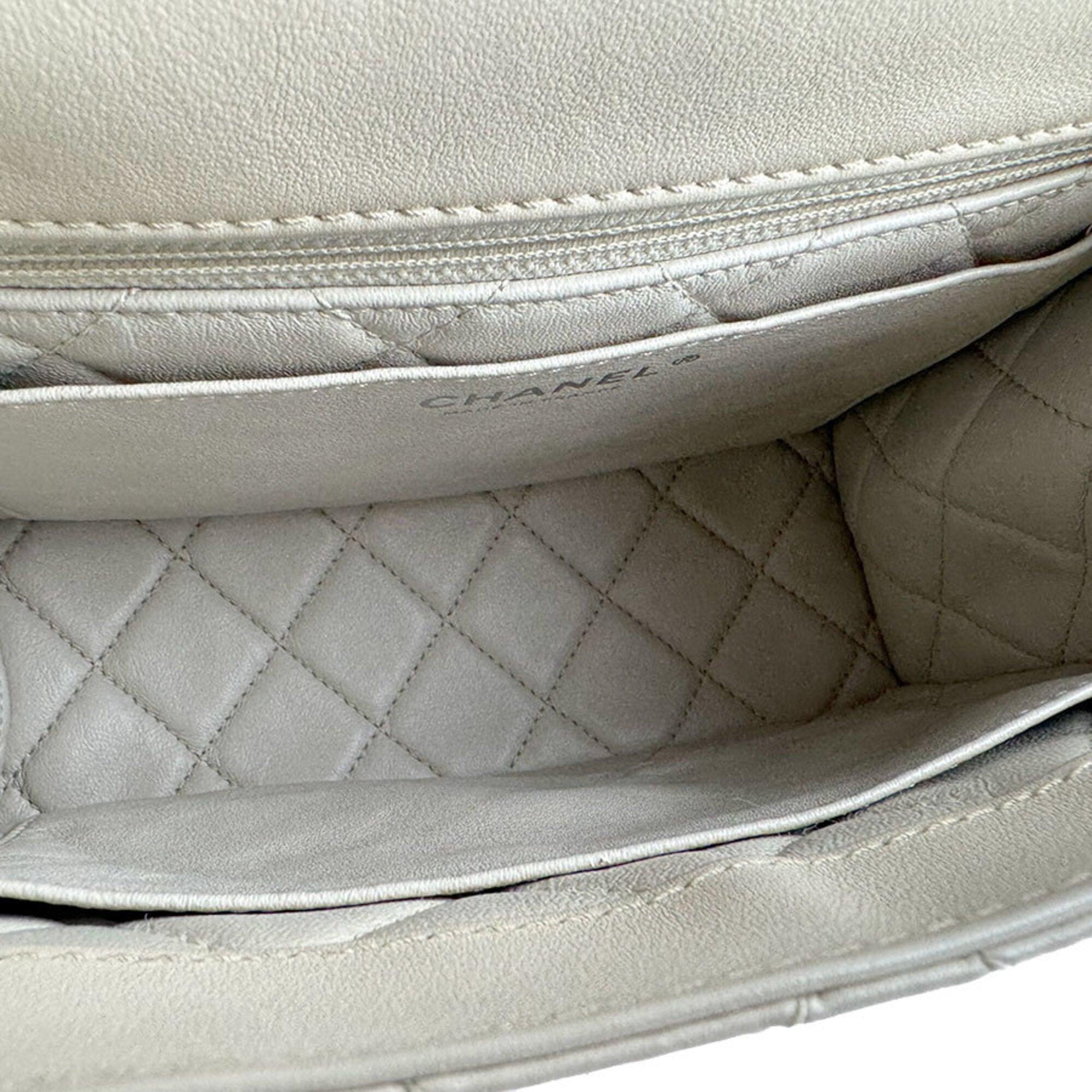 Chanel Ivory Leather Handbag Shoulder Bag (Pre-Owned)