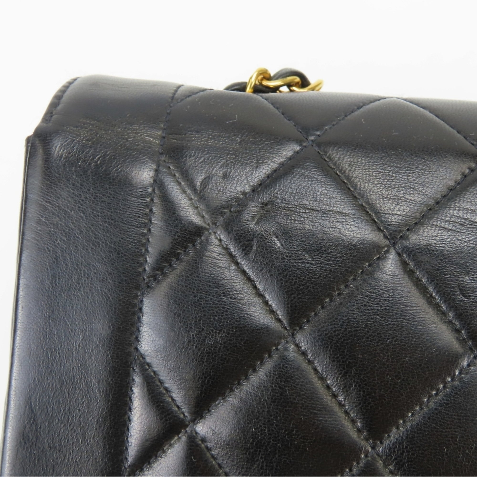 Chanel Black Leather Shoulder Bag (Pre-Owned)