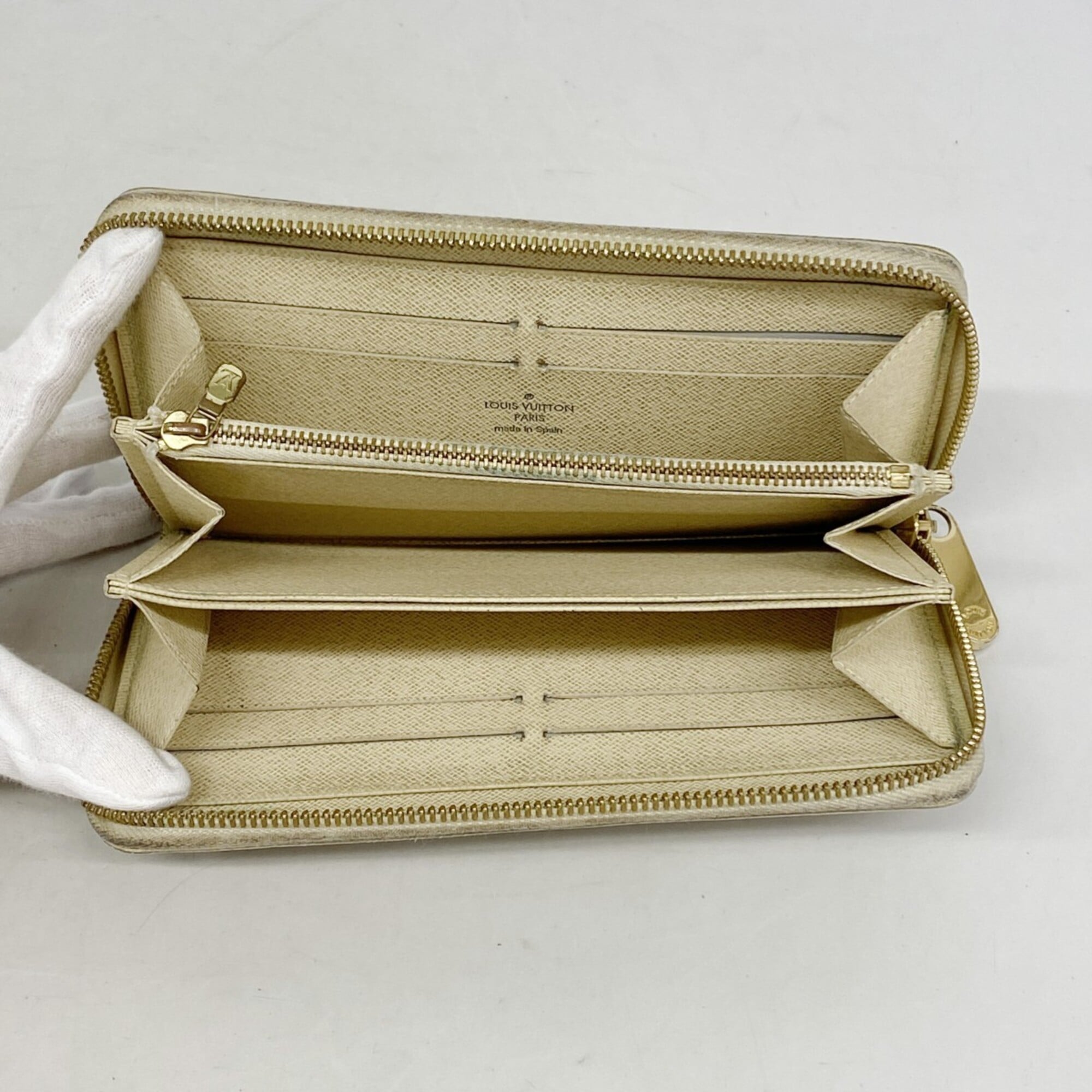 Louis Vuitton White Long Wallet (Bi-Fold) (Pre-Owned)
