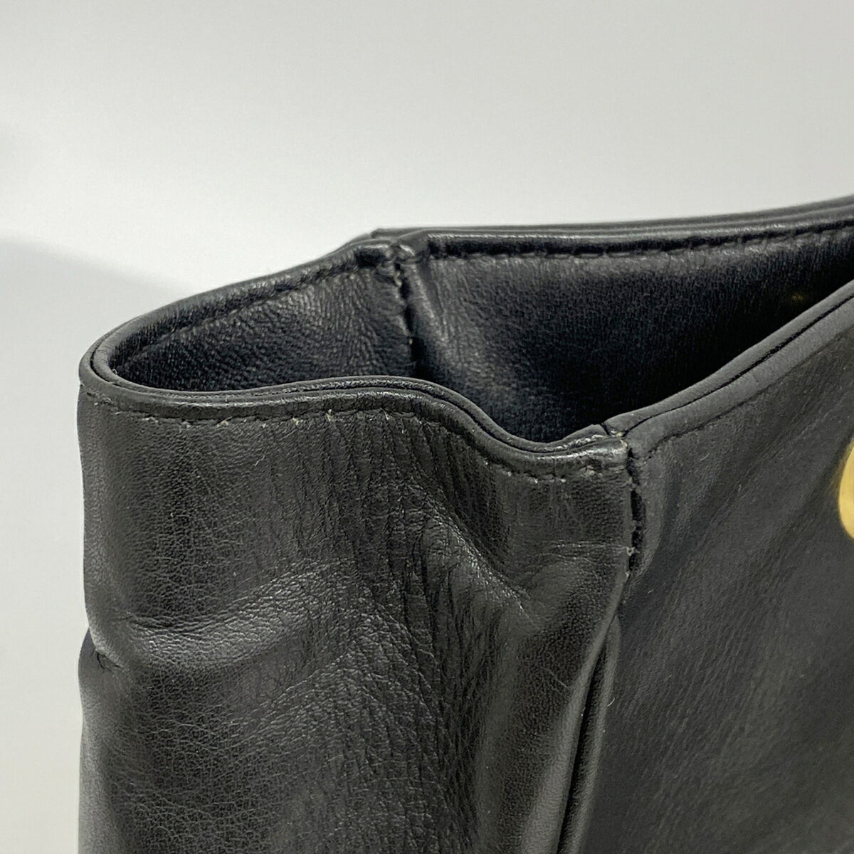 Chanel Black Leather Shoulder Bag (Pre-Owned)