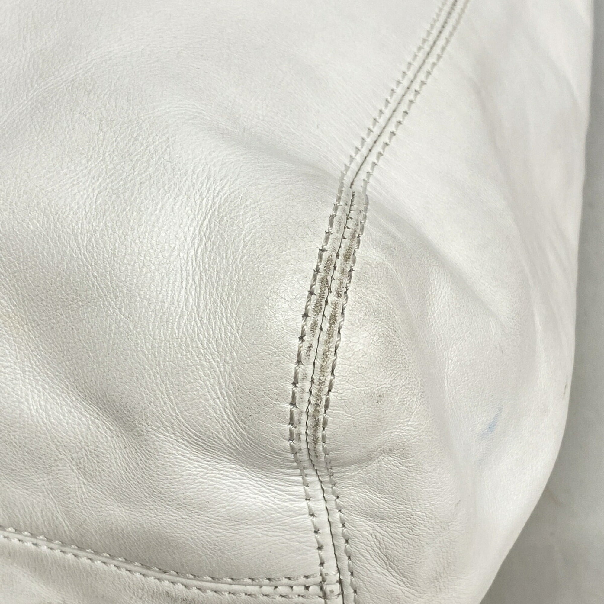 Chanel White Leather Shoulder Bag (Pre-Owned)
