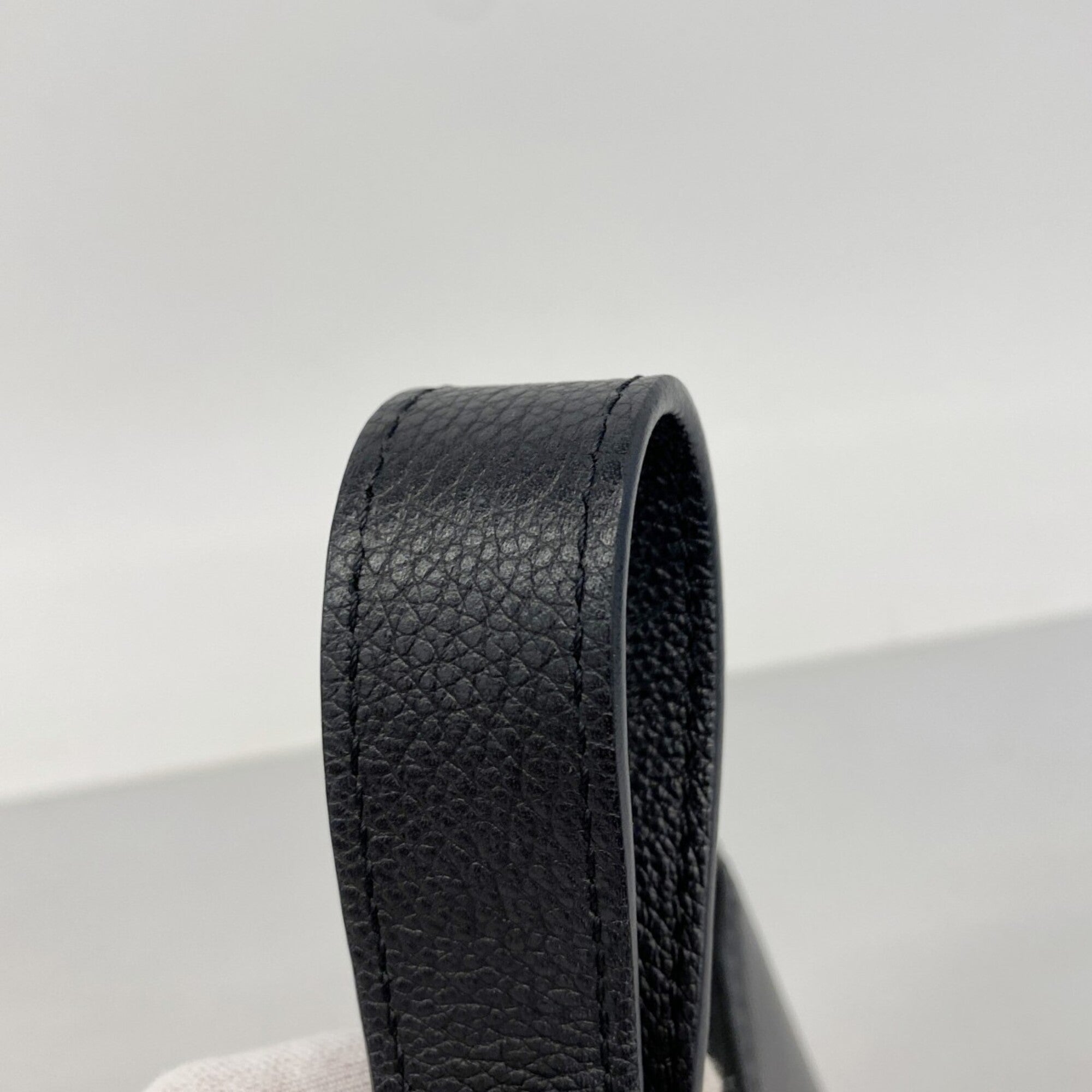 Louis Vuitton Noir Handbag (Pre-Owned)