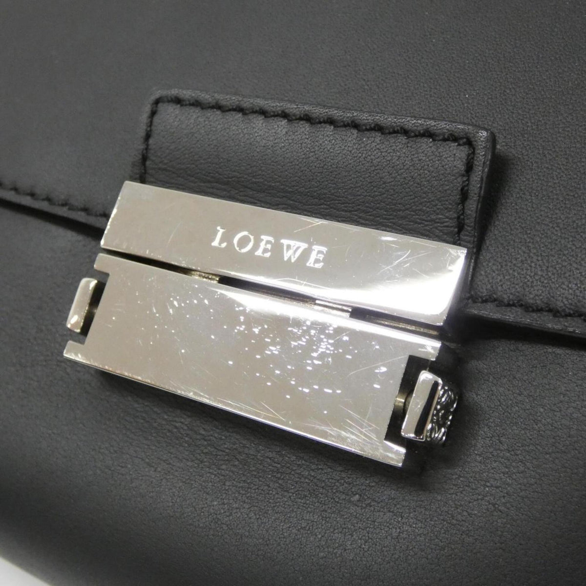 Loewe Black Leather Shoulder Bag (Pre-Owned)