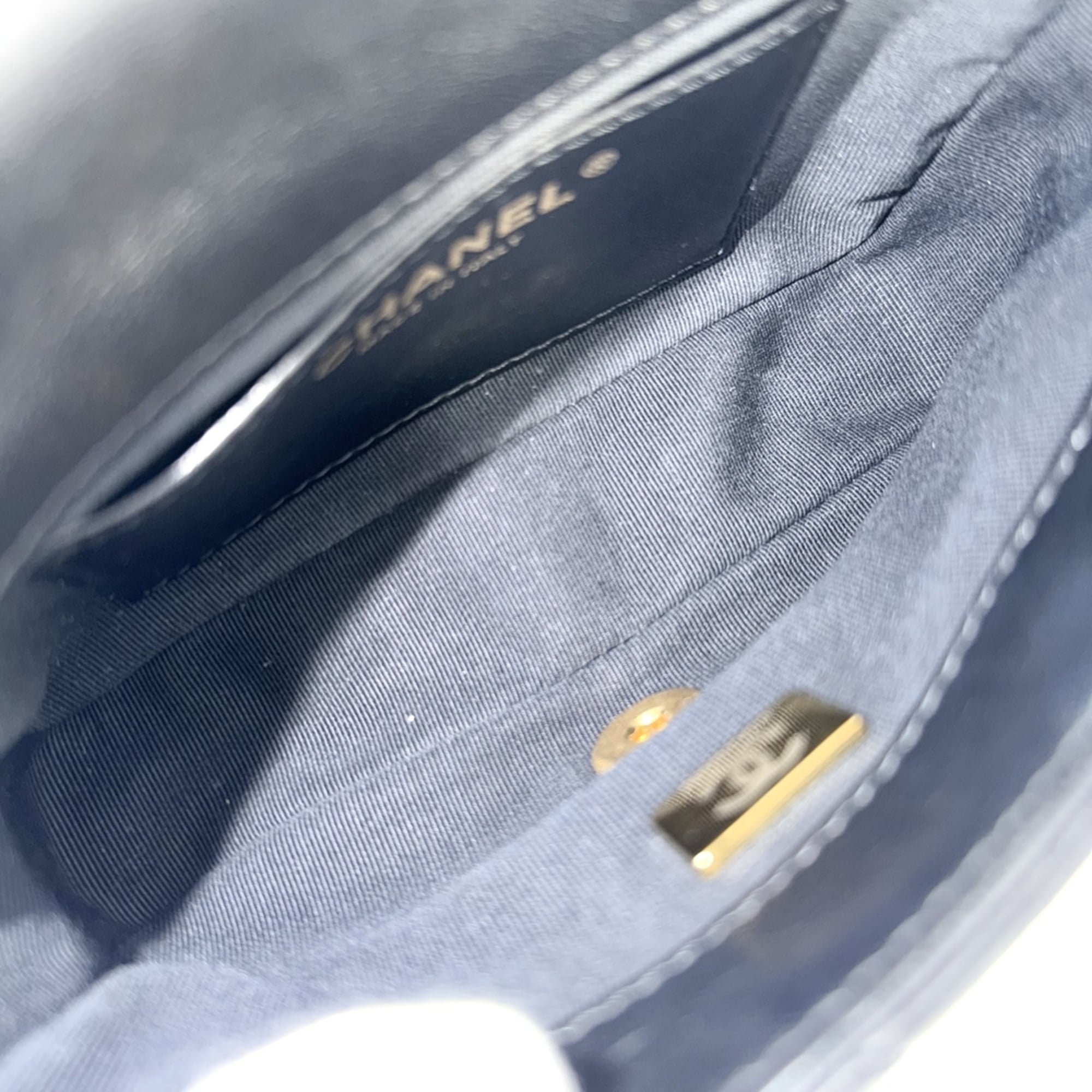 Chanel Black Leather Shoulder Bag (Pre-Owned)
