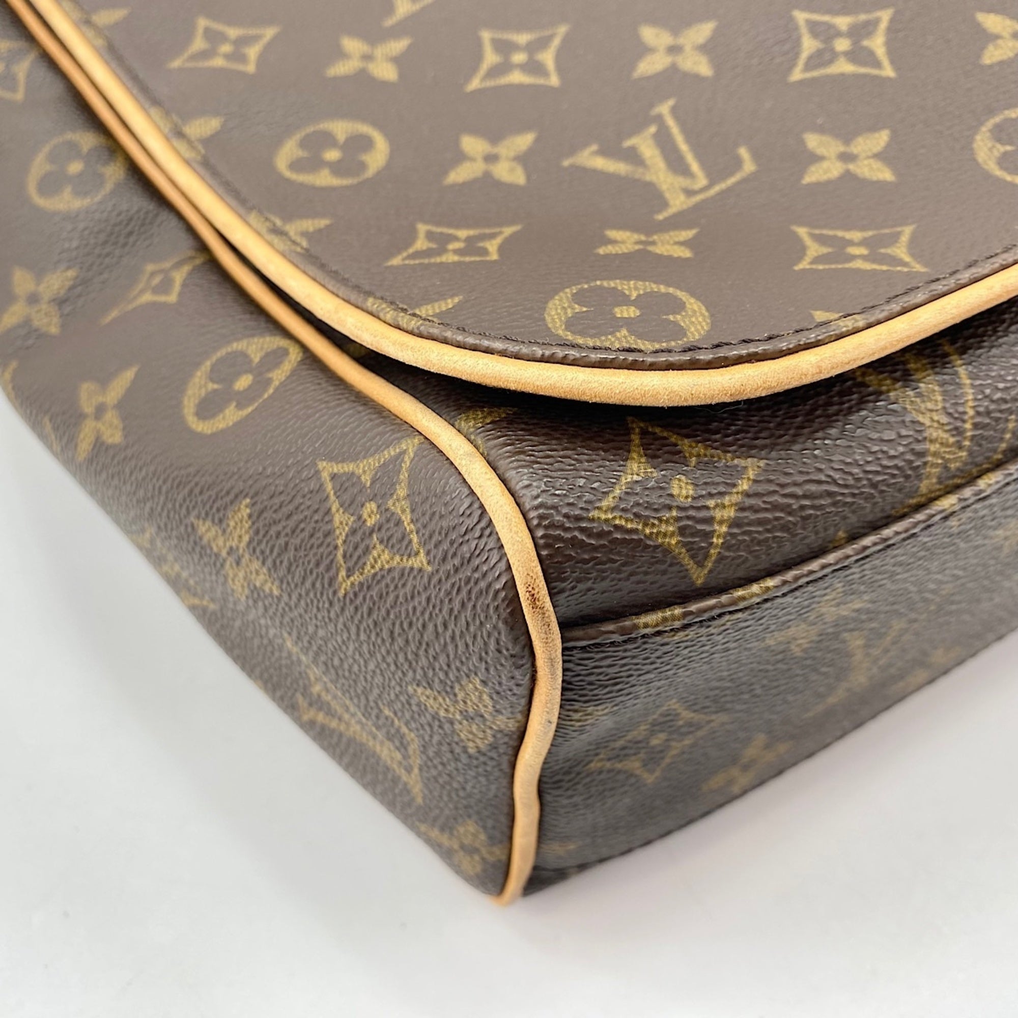 Louis Vuitton Brown Shoulder Bag (Pre-Owned)