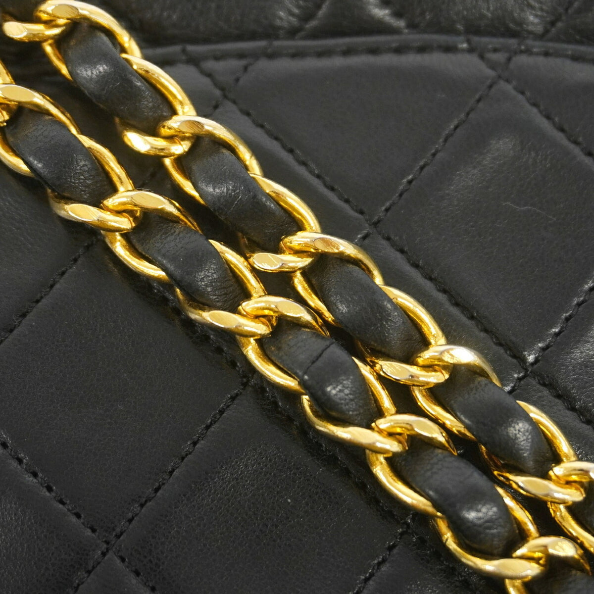 Chanel Black Leather Shoulder Bag (Pre-Owned)