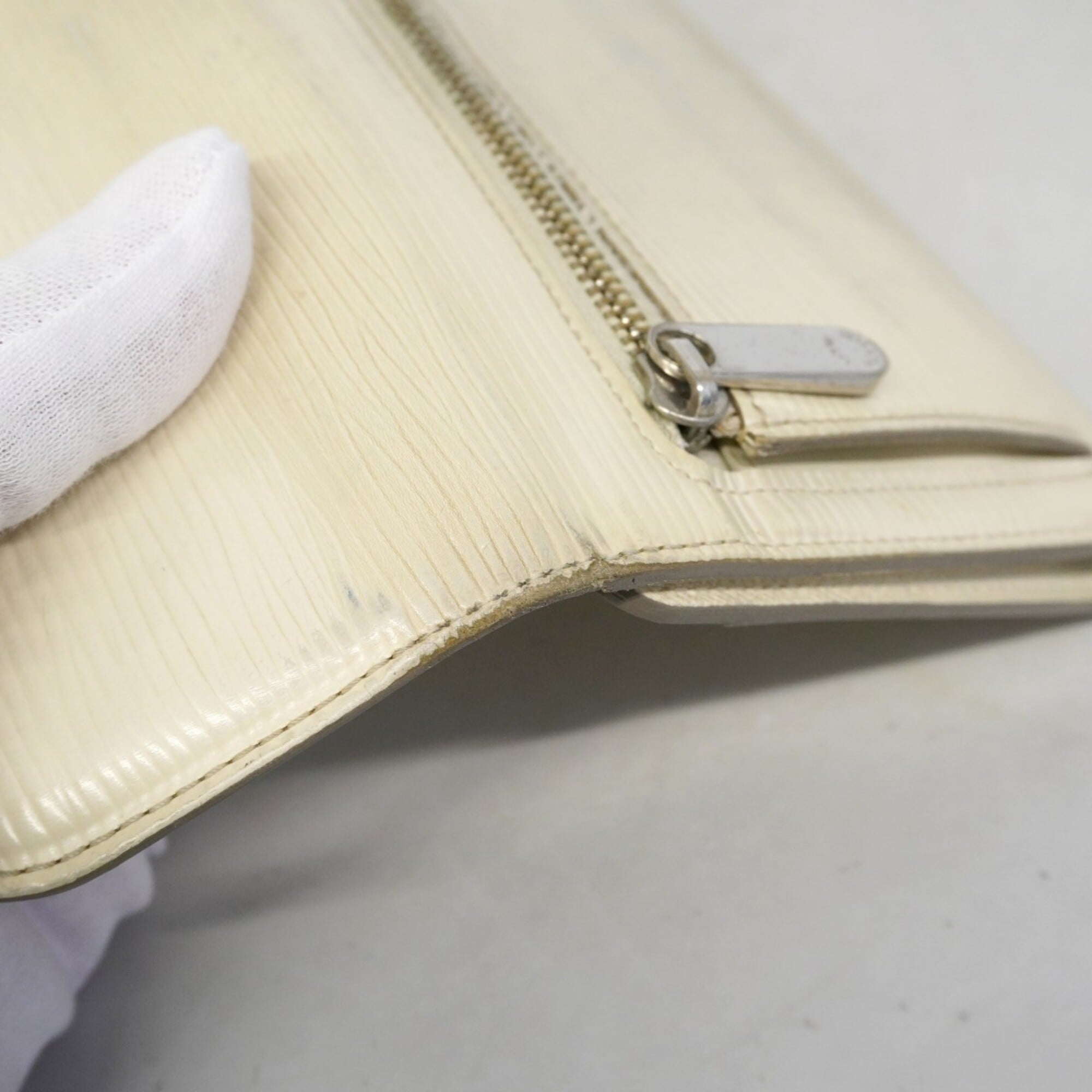 Louis Vuitton Lv Off White Long Wallet (Tri-Fold) (Pre-Owned)