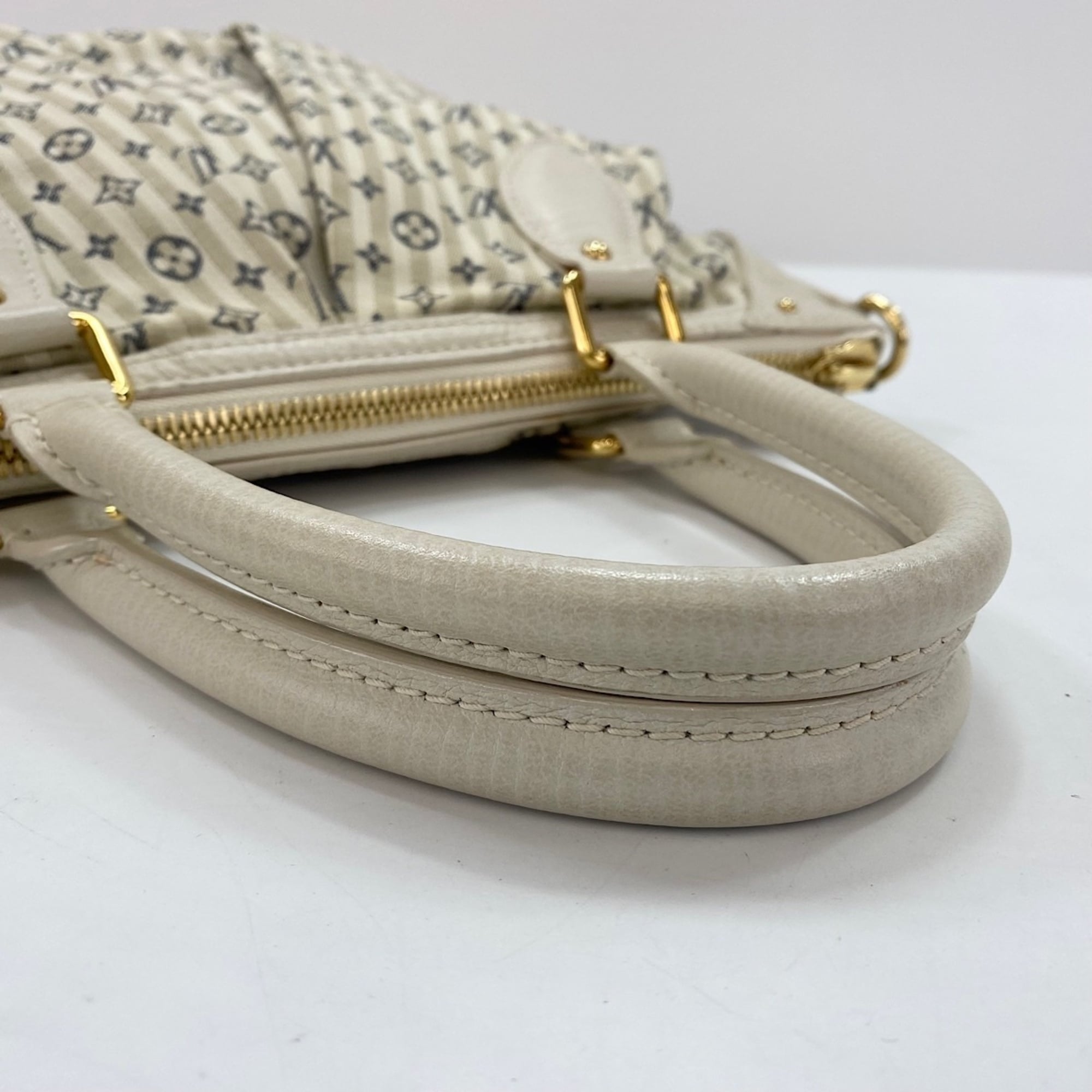 Louis Vuitton White Handbag (Pre-Owned)