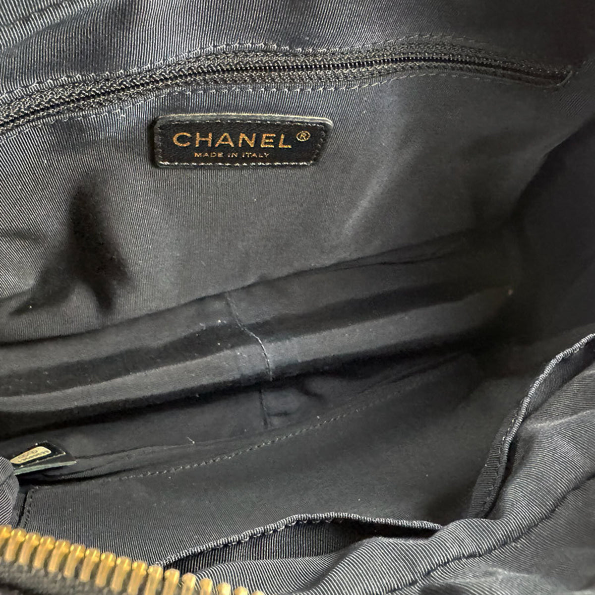 Chanel Black Grained Calfskin Handbag (Pre-Owned)
