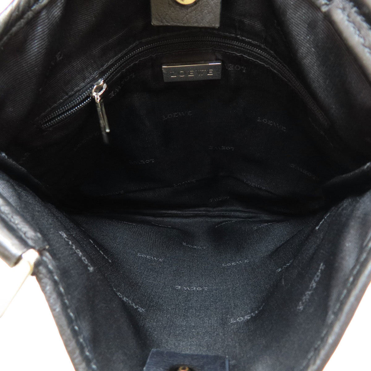 Loewe Black Leather Shoulder Bag (Pre-Owned)