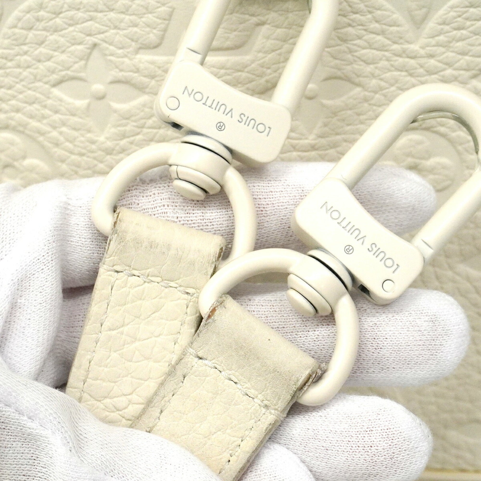 Louis Vuitton Blanc Shoulder Bag (Pre-Owned)