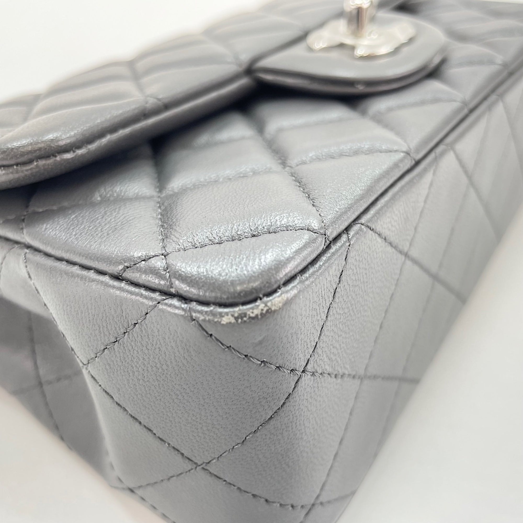 Chanel Gray Leather Shoulder Bag (Pre-Owned)