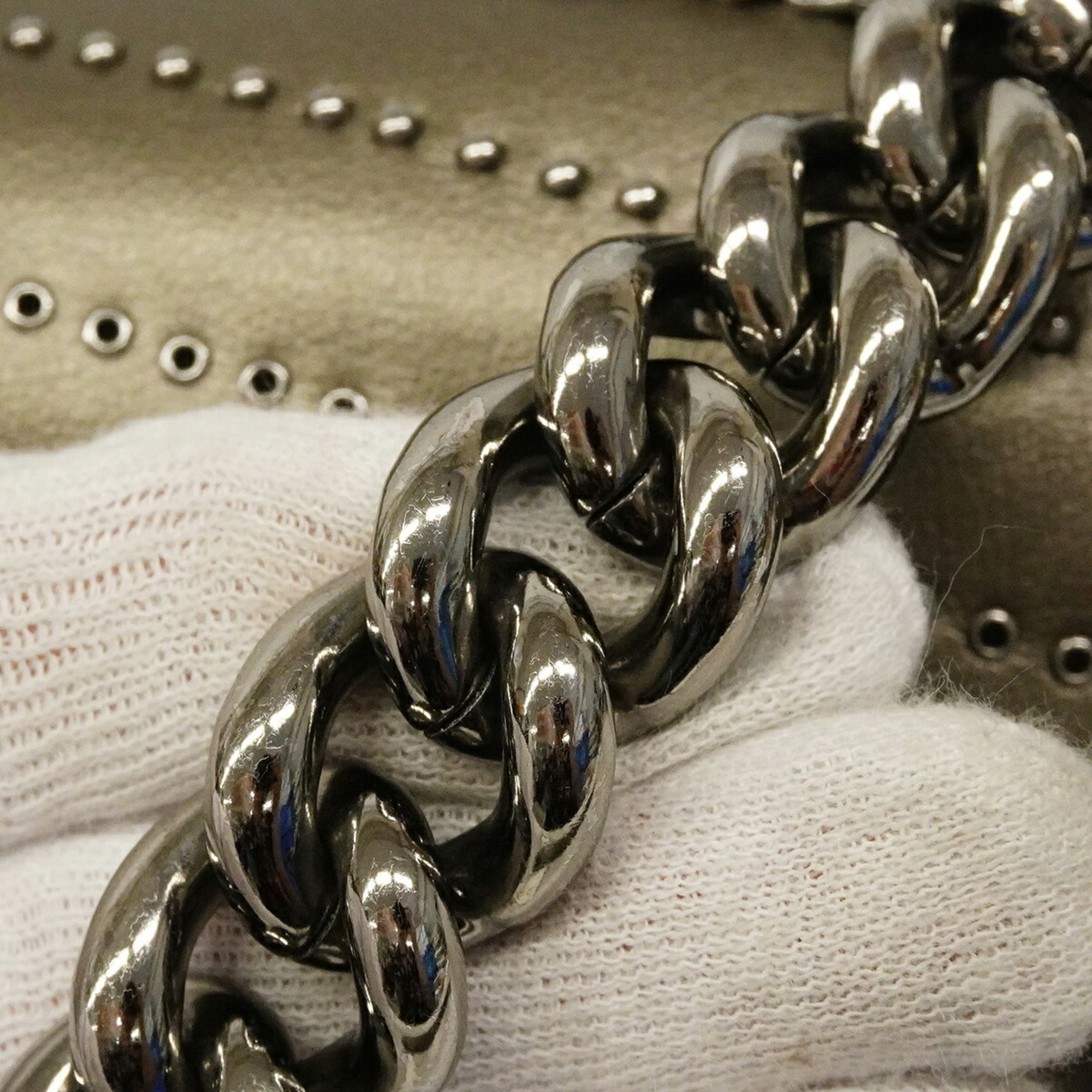 Chanel Gray Leather Shoulder Bag (Pre-Owned)