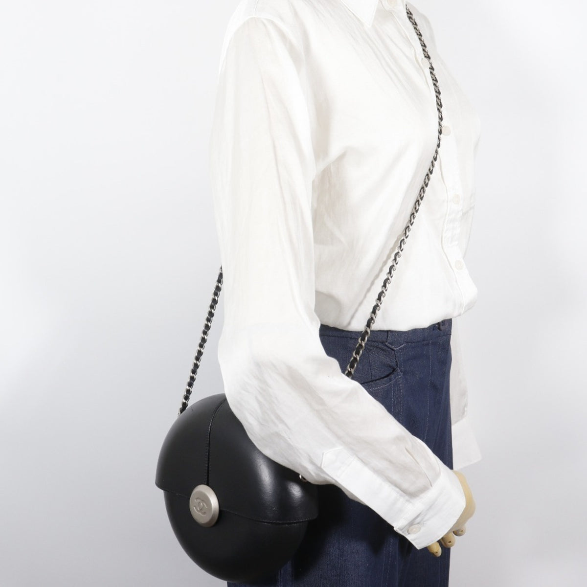 Chanel Black Leather Shoulder Bag (Pre-Owned)
