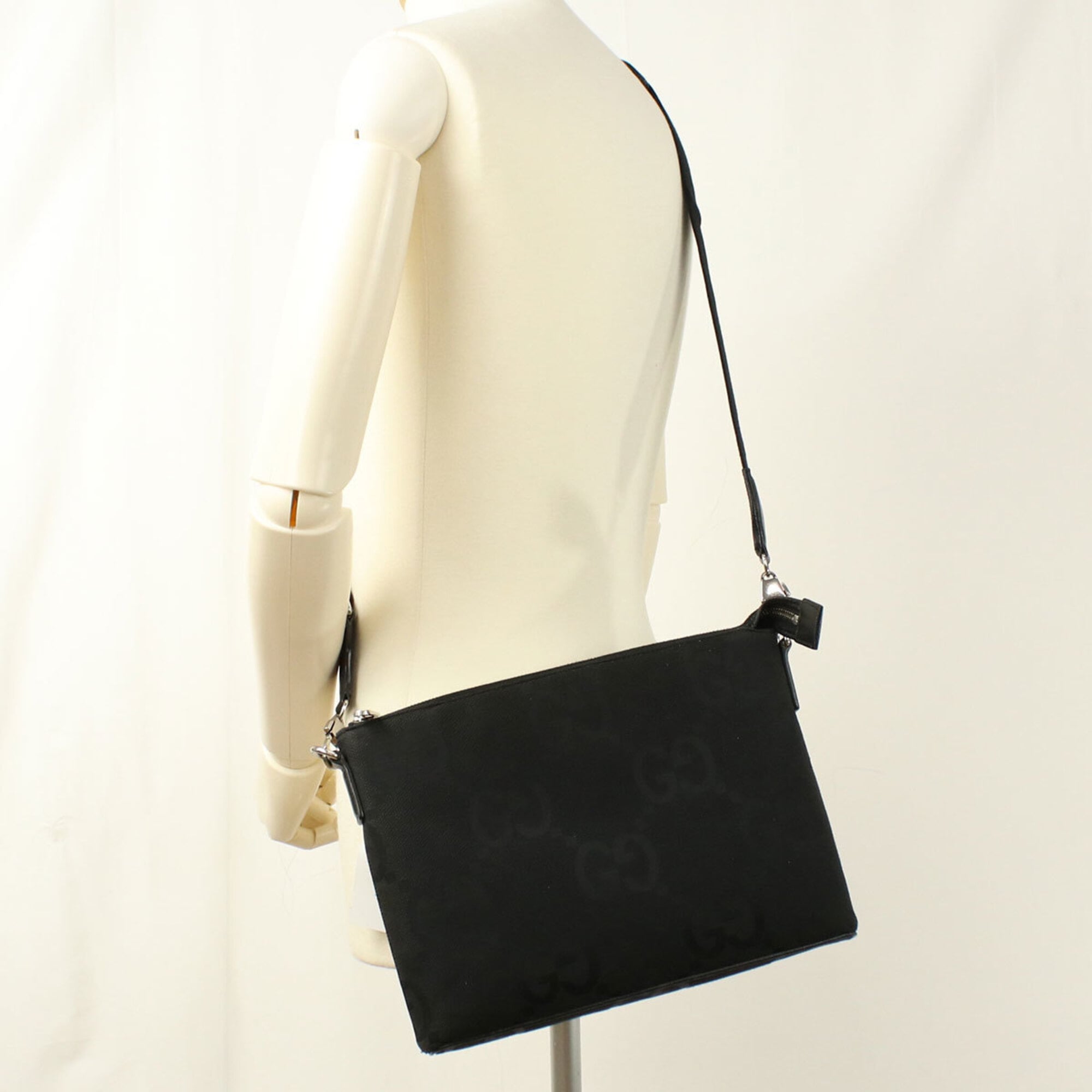 Gucci Black Canvas Clutch Bag Shoulder Bag (Pre-Owned)