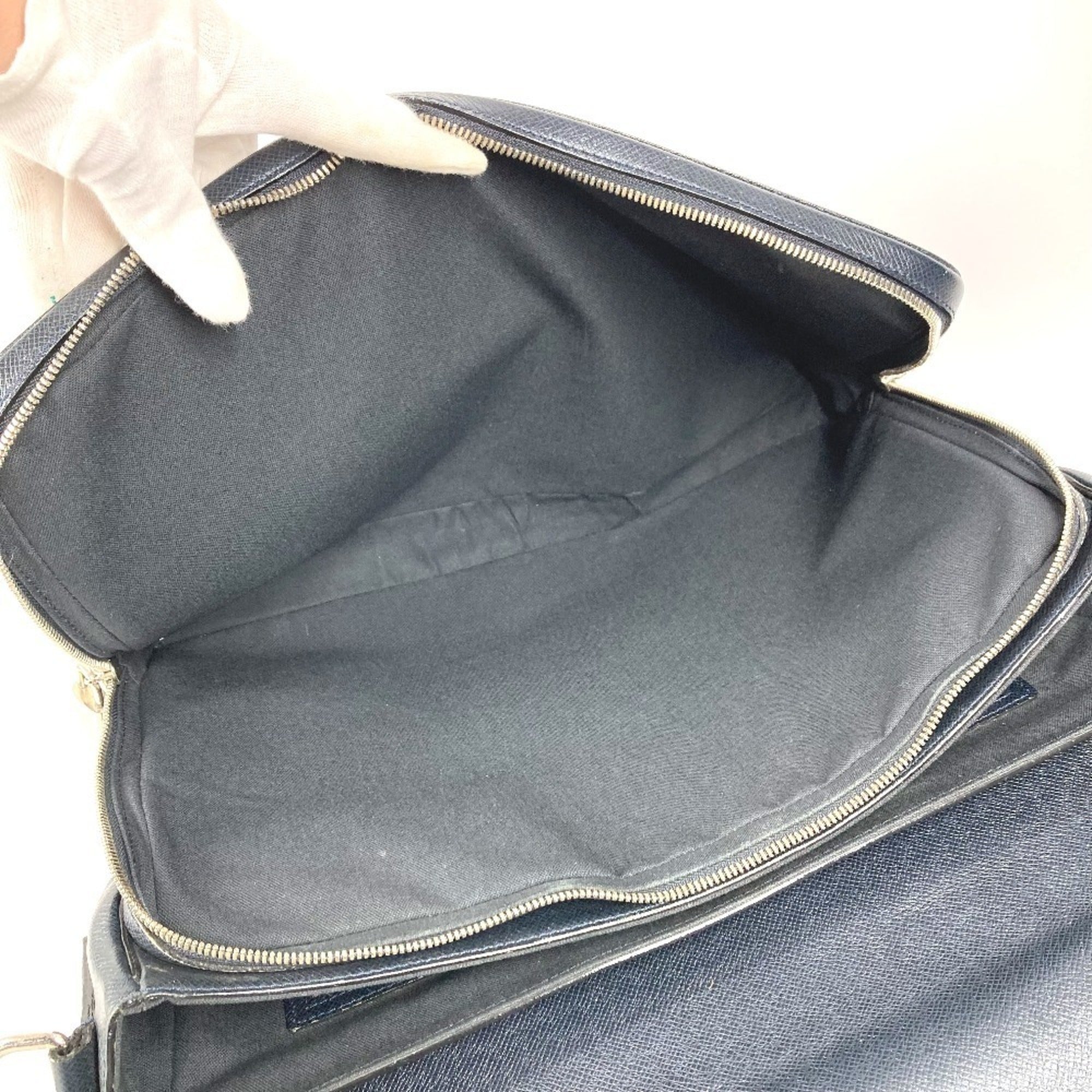 Louis Vuitton Boreal Navy Taiga Leather Handbag Shoulder Bag (Pre-Owned)