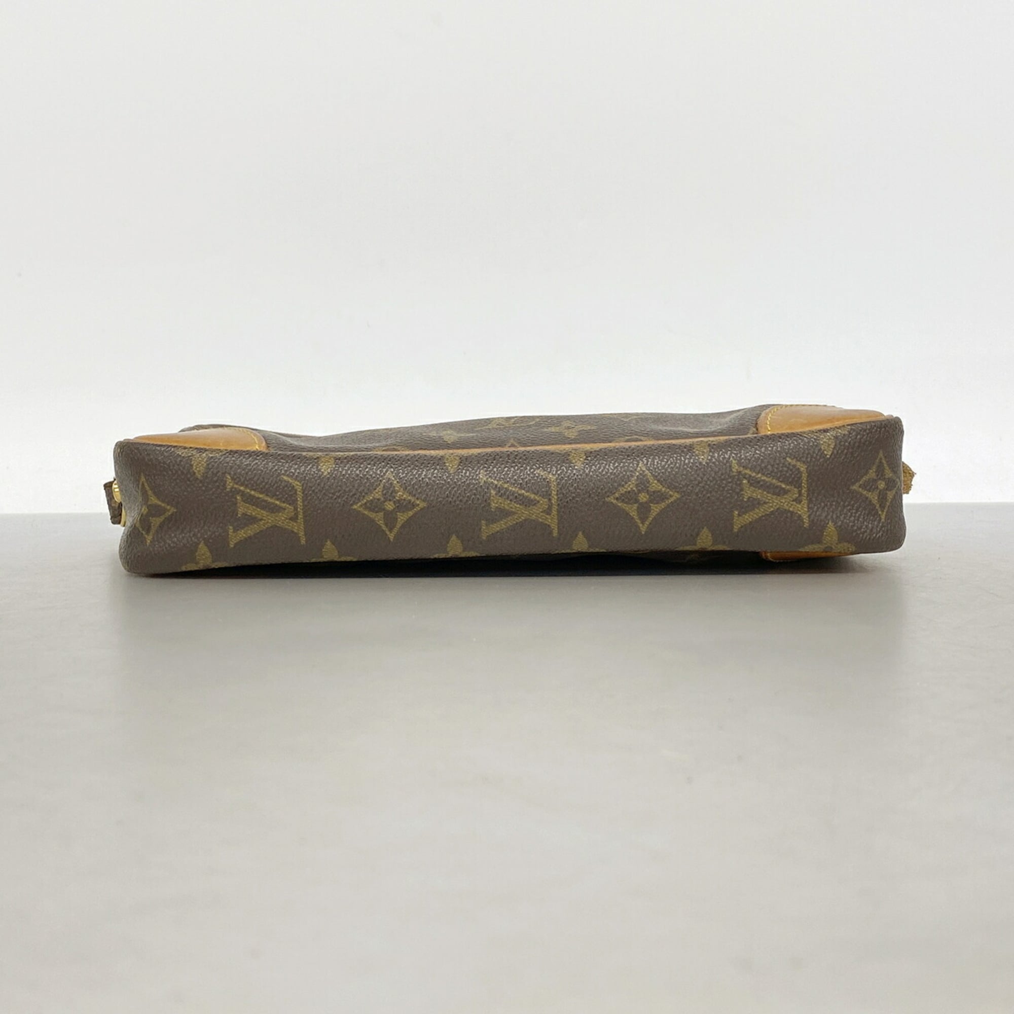 Louis Vuitton Brown Clutch Bag (Pre-Owned)