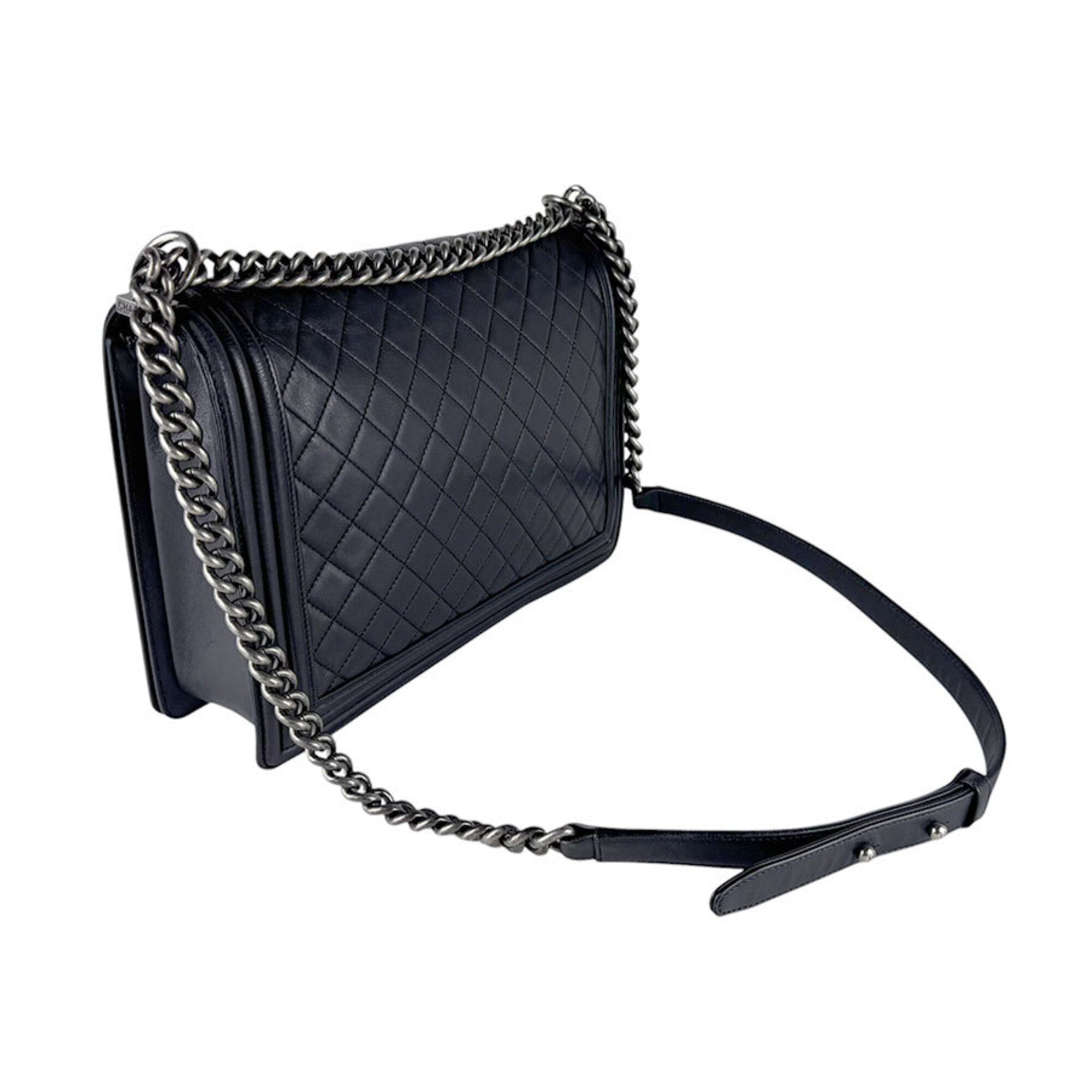 Chanel Black Leather Shoulder Bag (Pre-Owned)