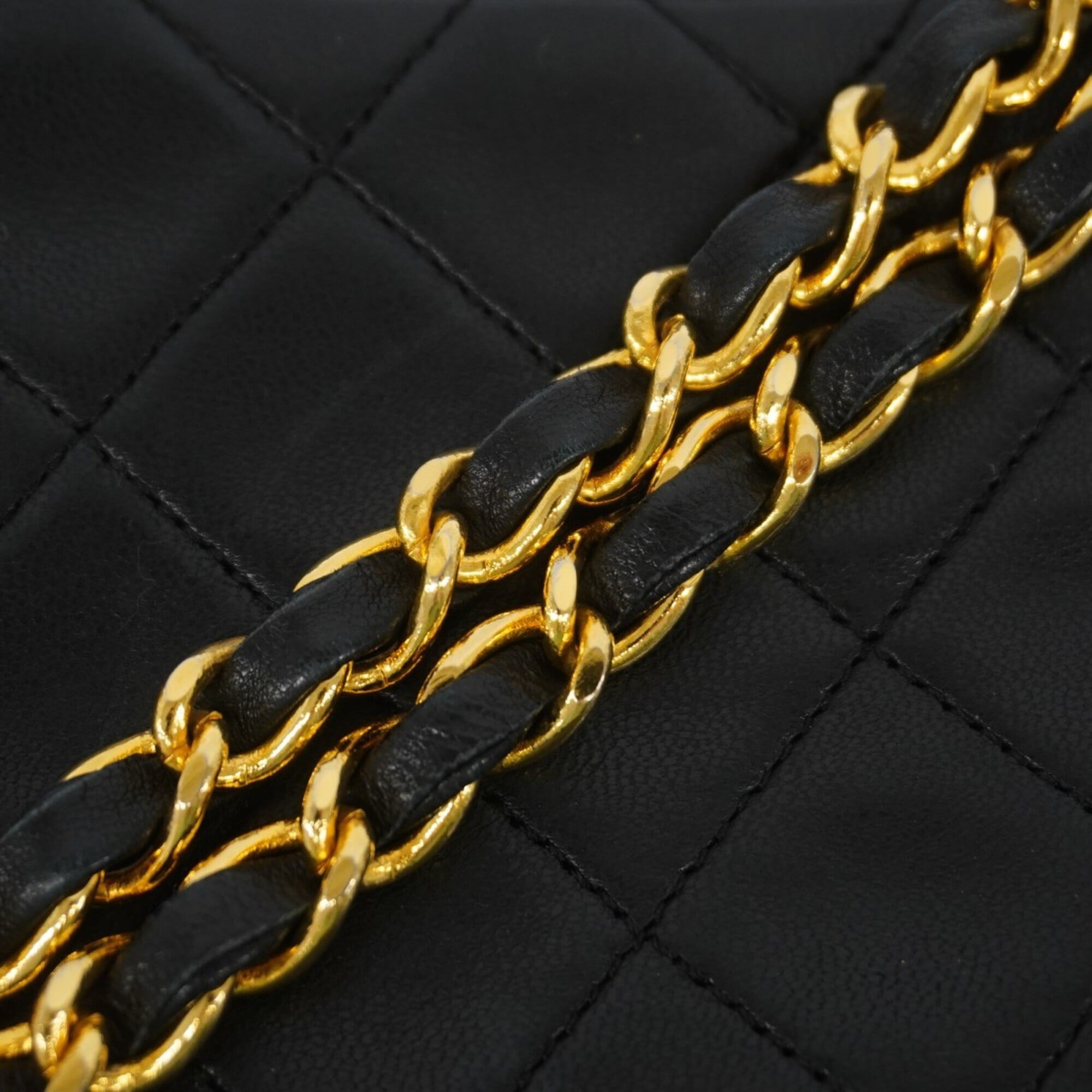 Chanel Black Leather Shoulder Bag (Pre-Owned)