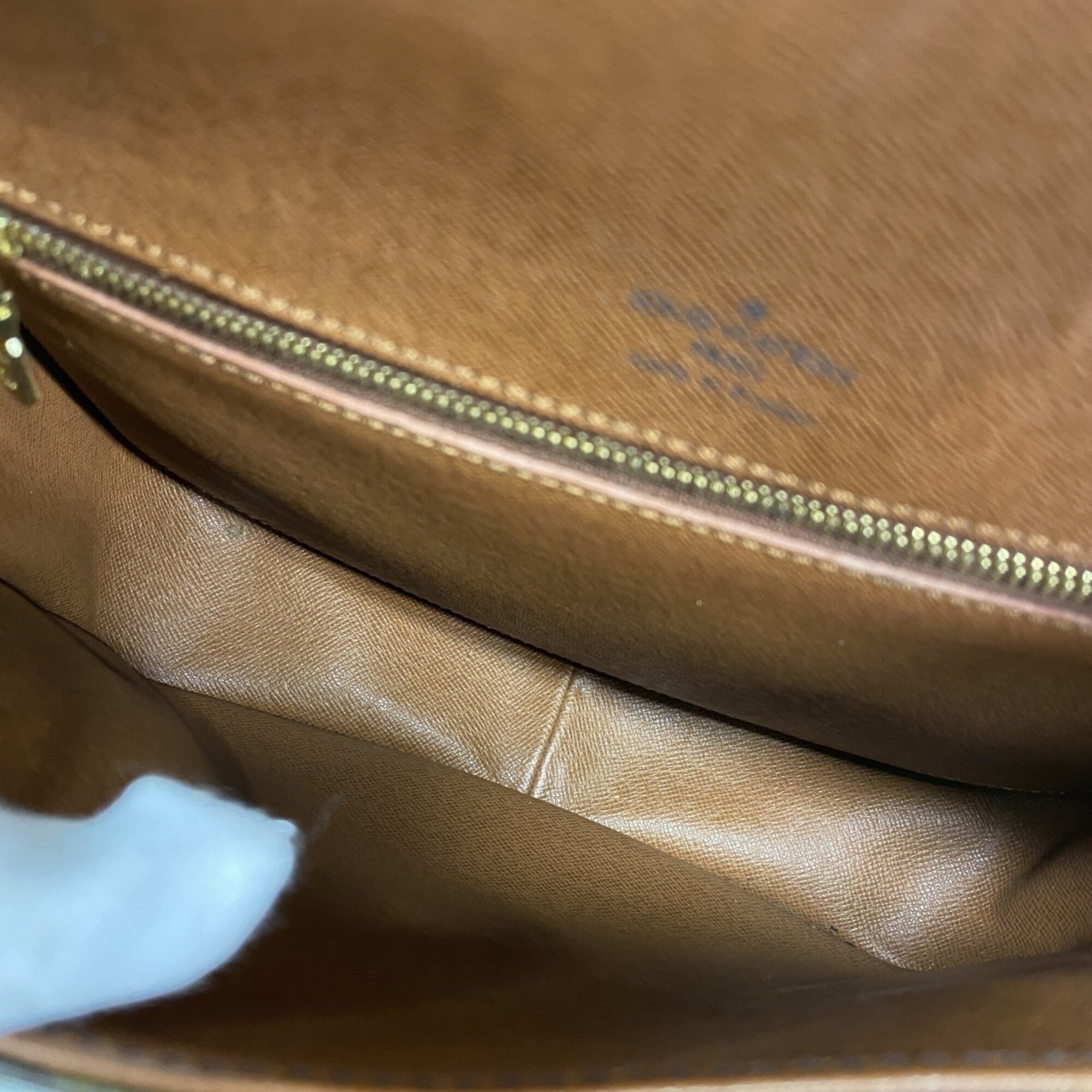 Louis Vuitton Brown Shoulder Bag (Pre-Owned)