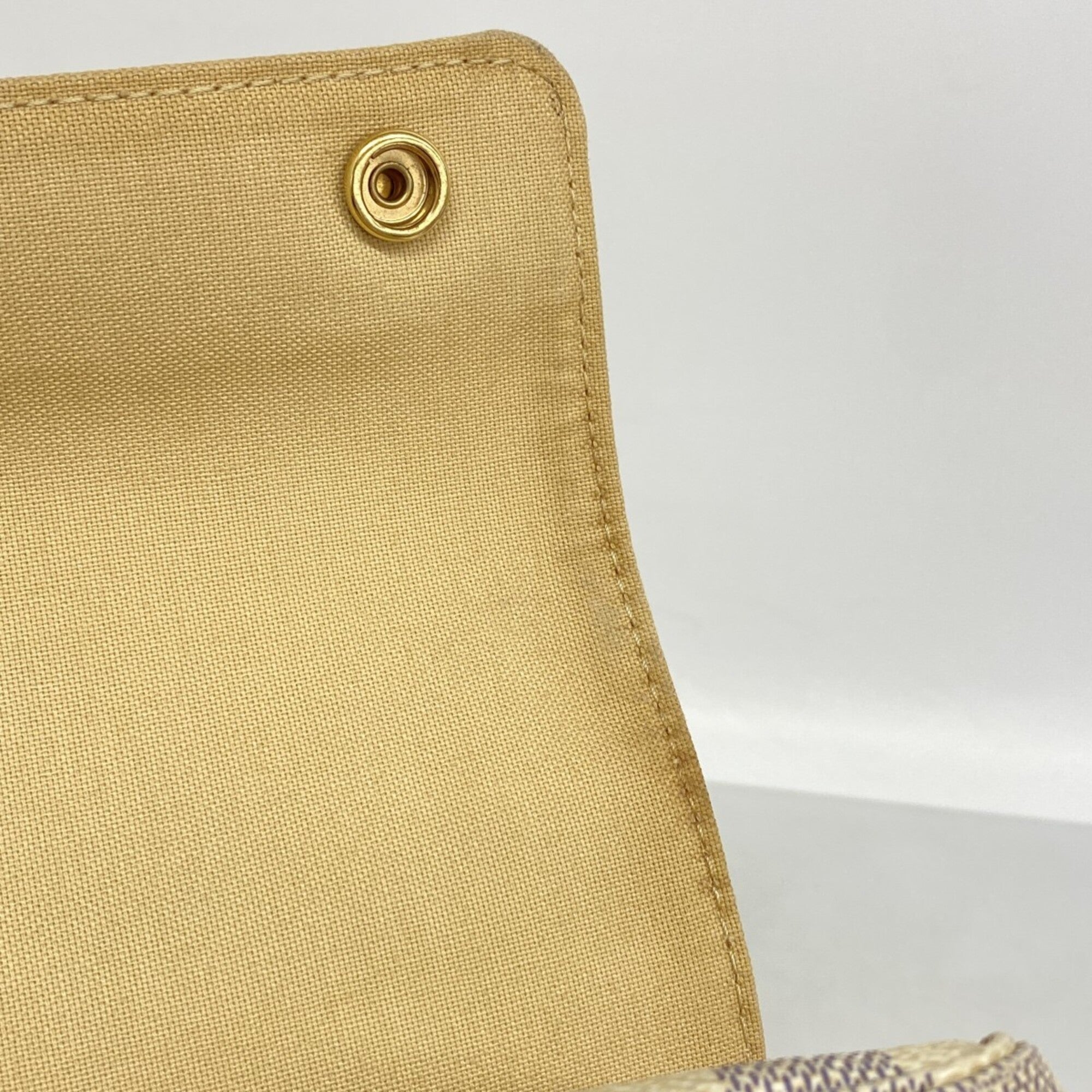 Louis Vuitton White Shoulder Bag (Pre-Owned)