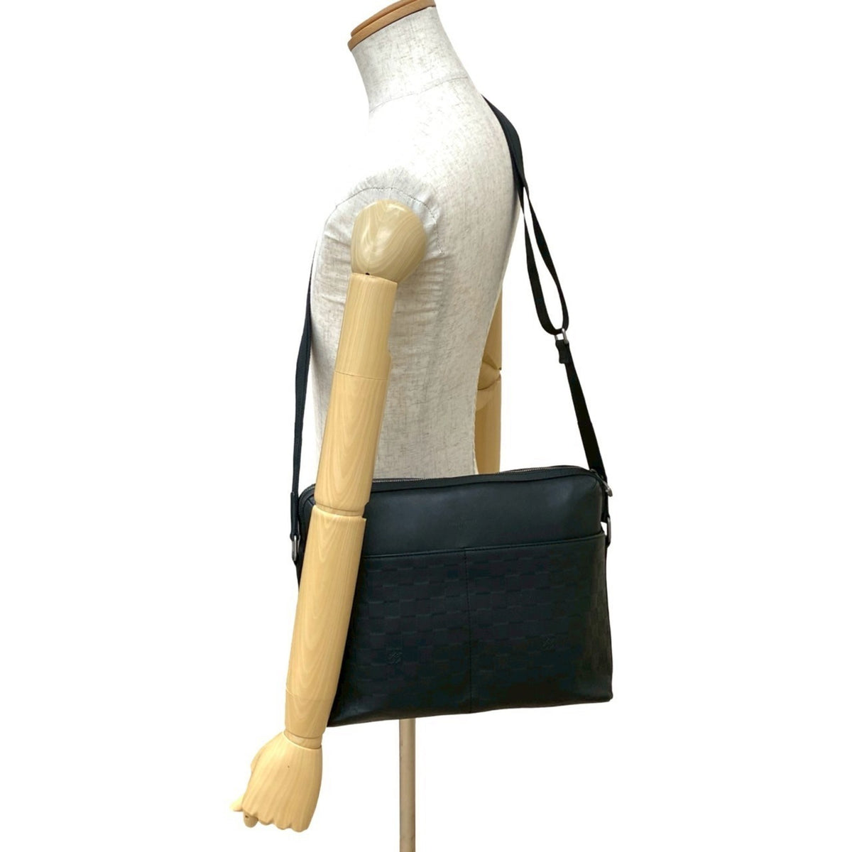 Louis Vuitton Black Leather Pochette Shoulder Bag (Pre-Owned)